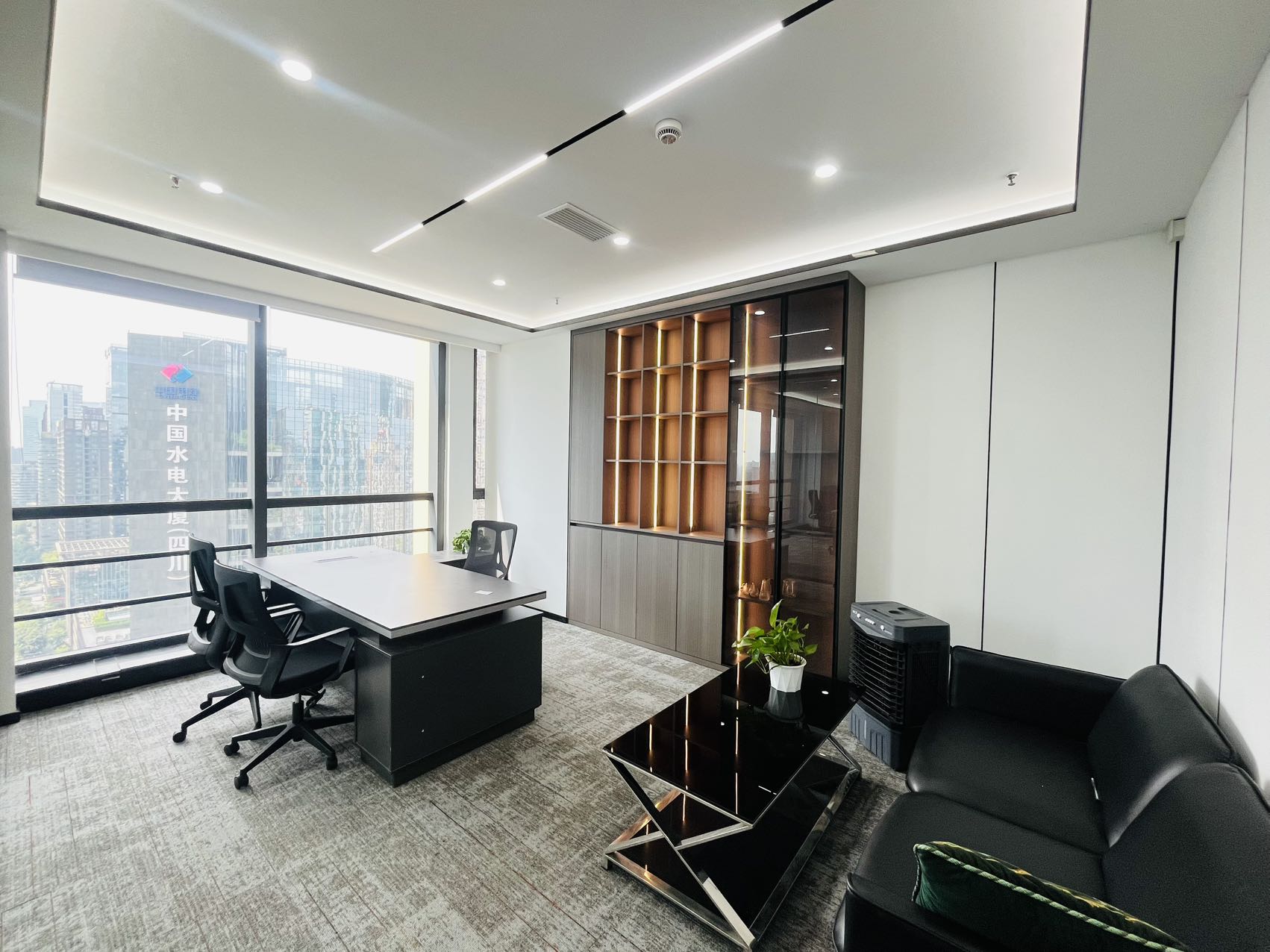 世纪城精装高区户型 套租 2隔间24工位 报价含物业费 精装带家具 采光面大 蜀都中心办公室出租