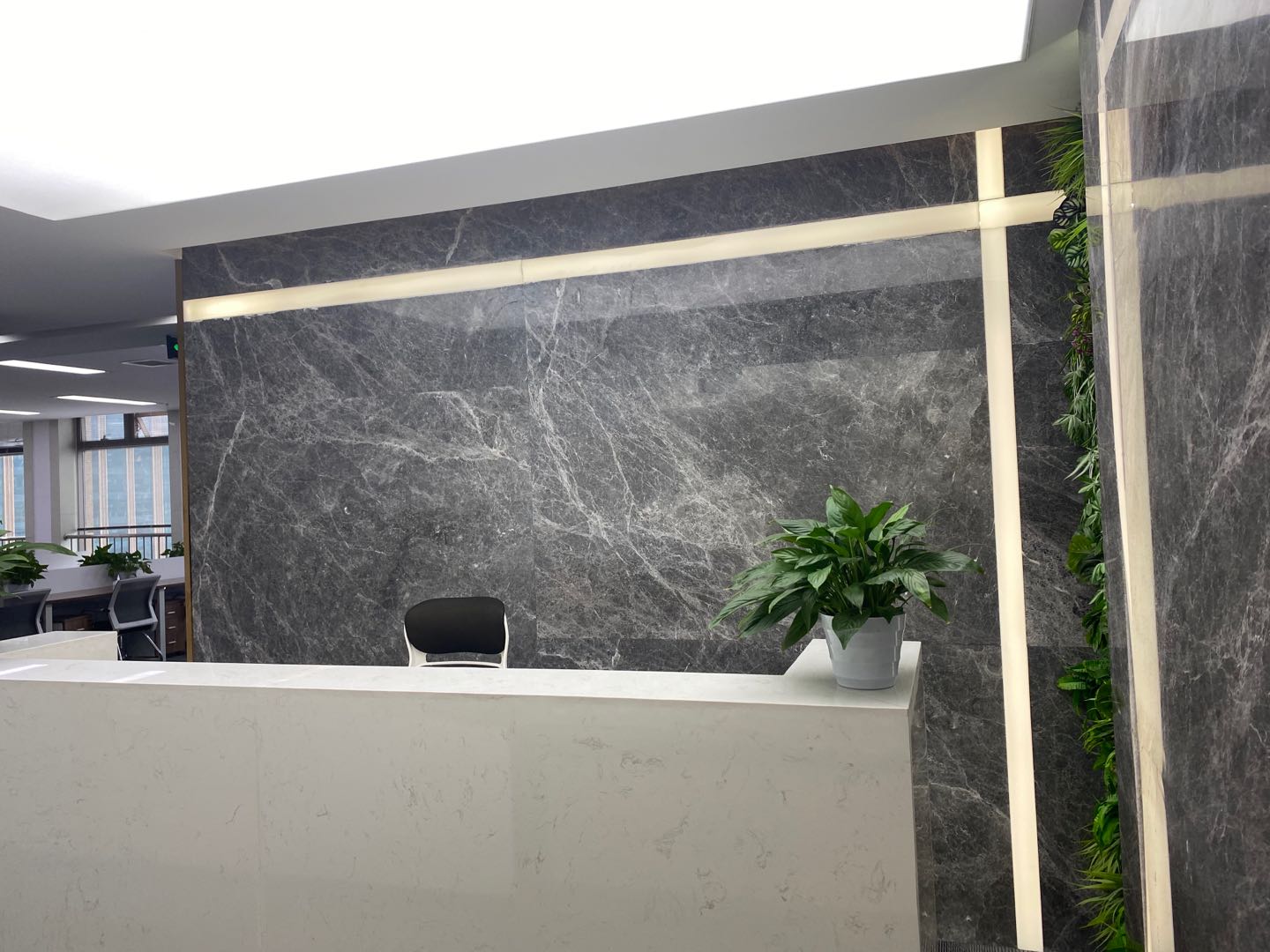 世纪城地铁四五百米 272平方 5隔间28工位 户型方正 带家具 首东置业办公室出租