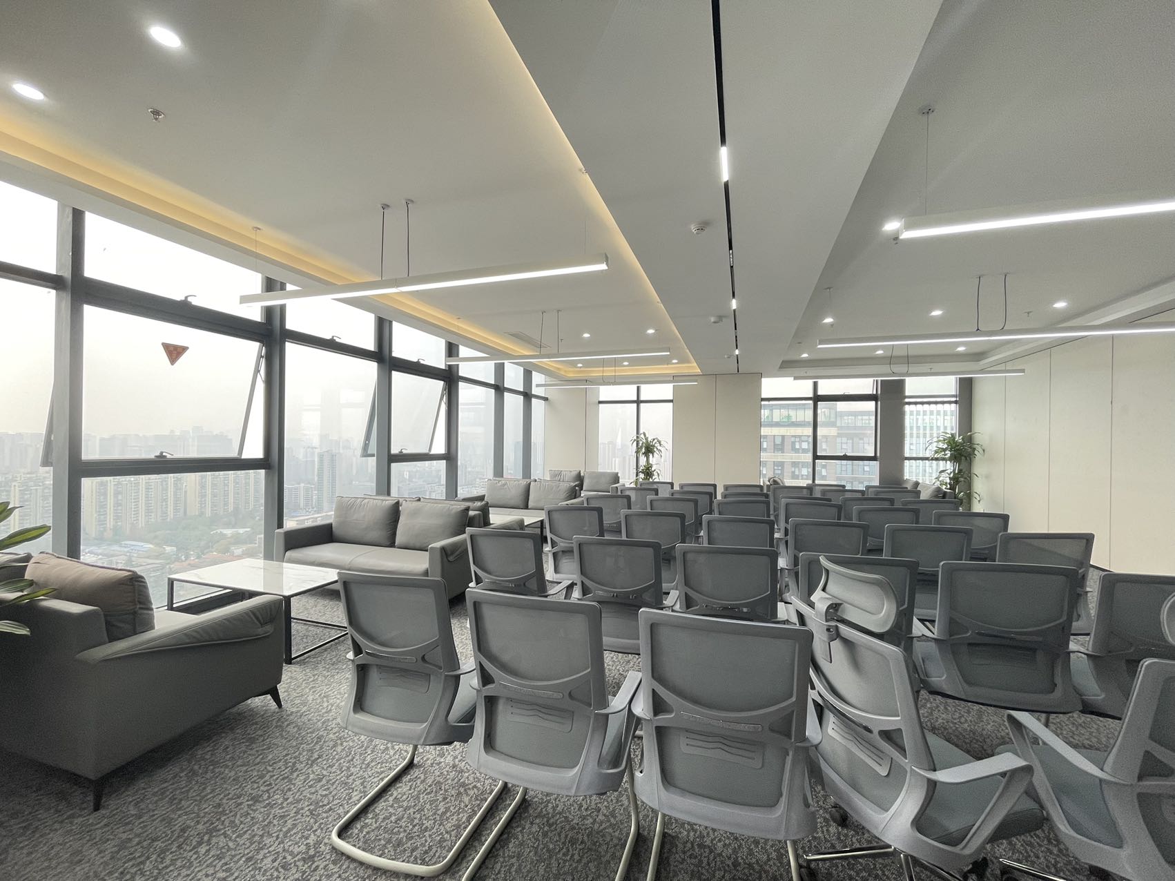 距理工大学一个站 甲级整栋运营写字楼 538平方 7隔间40工位 地铁口 24小时空调 龙腾广场办公室出租