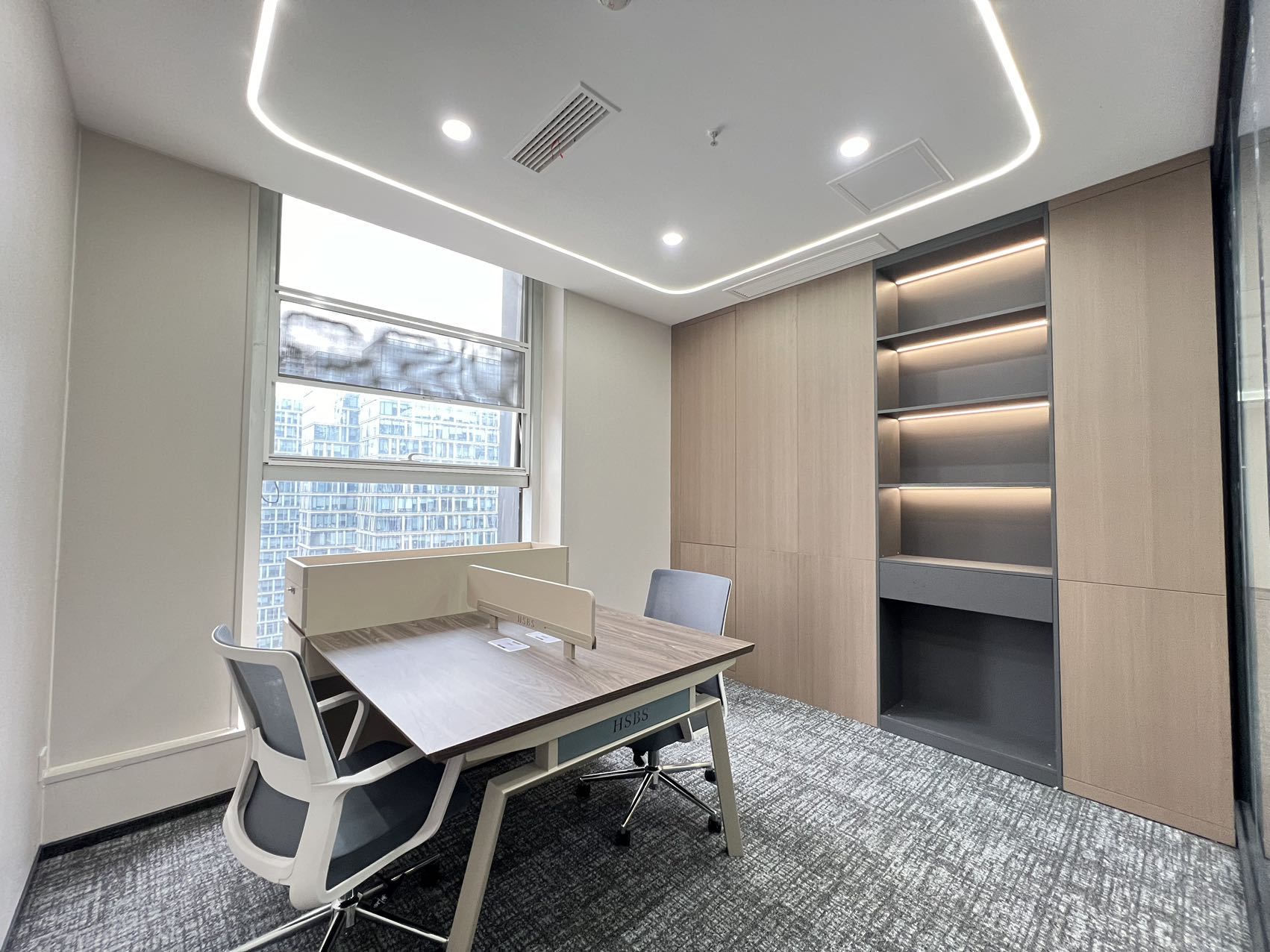 金融城高性价比房源 5隔间30工位 双面采光新装修 利用率高 报价含物业费 布鲁明顿办公室出租