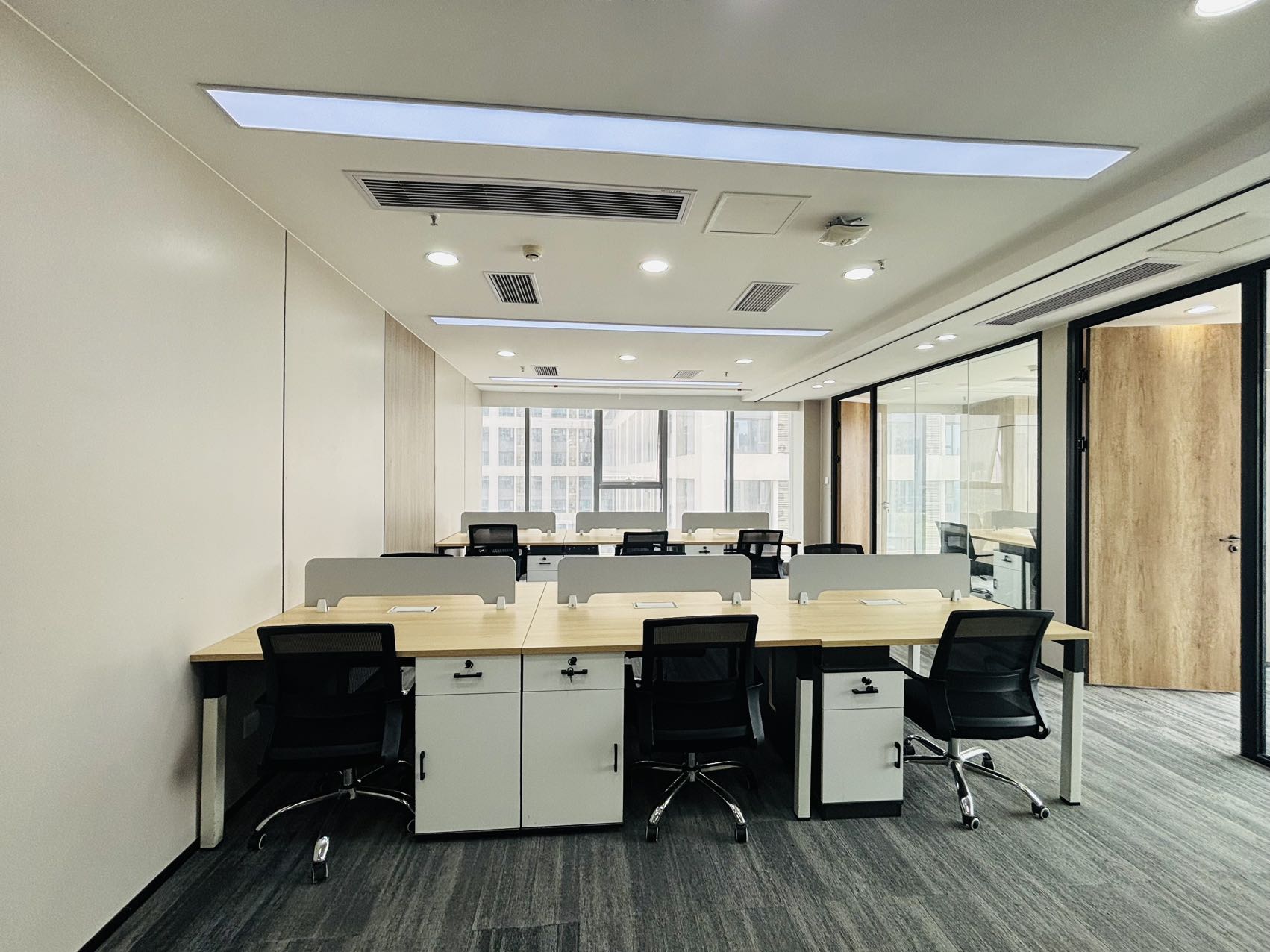 成都东站附近175平方 3隔间12工位 双面采光 24小时空调 双地铁交汇 交通方便  中环国际办公室出租