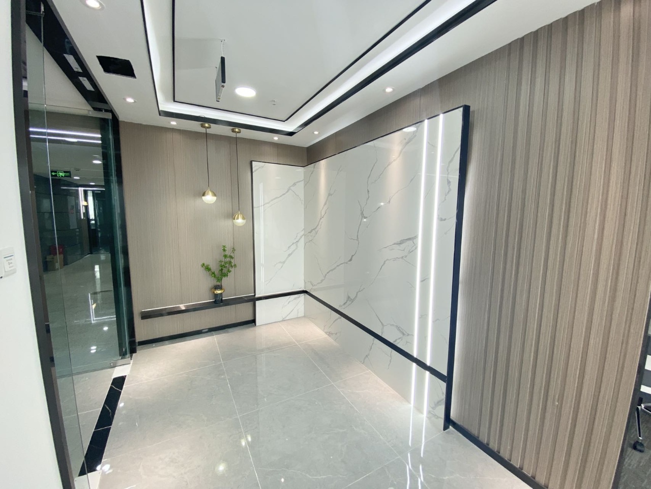 锦江区紧邻春熙路 地铁口 119平方 3隔间12工位 24小时空调 核心区位 交通方便 东方广场办公室出租