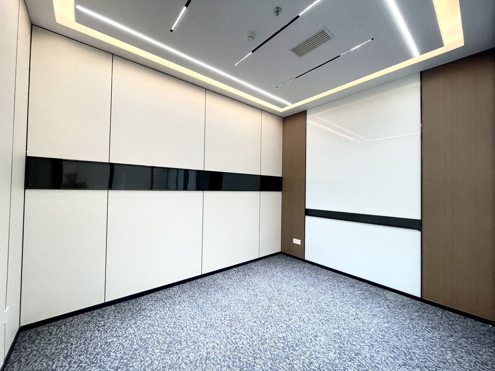 东门2.5环 紧邻理工大东郊记忆 优质小户型 138平 3隔间12工位 地铁口 24小时空调 龙腾广场办公室出租