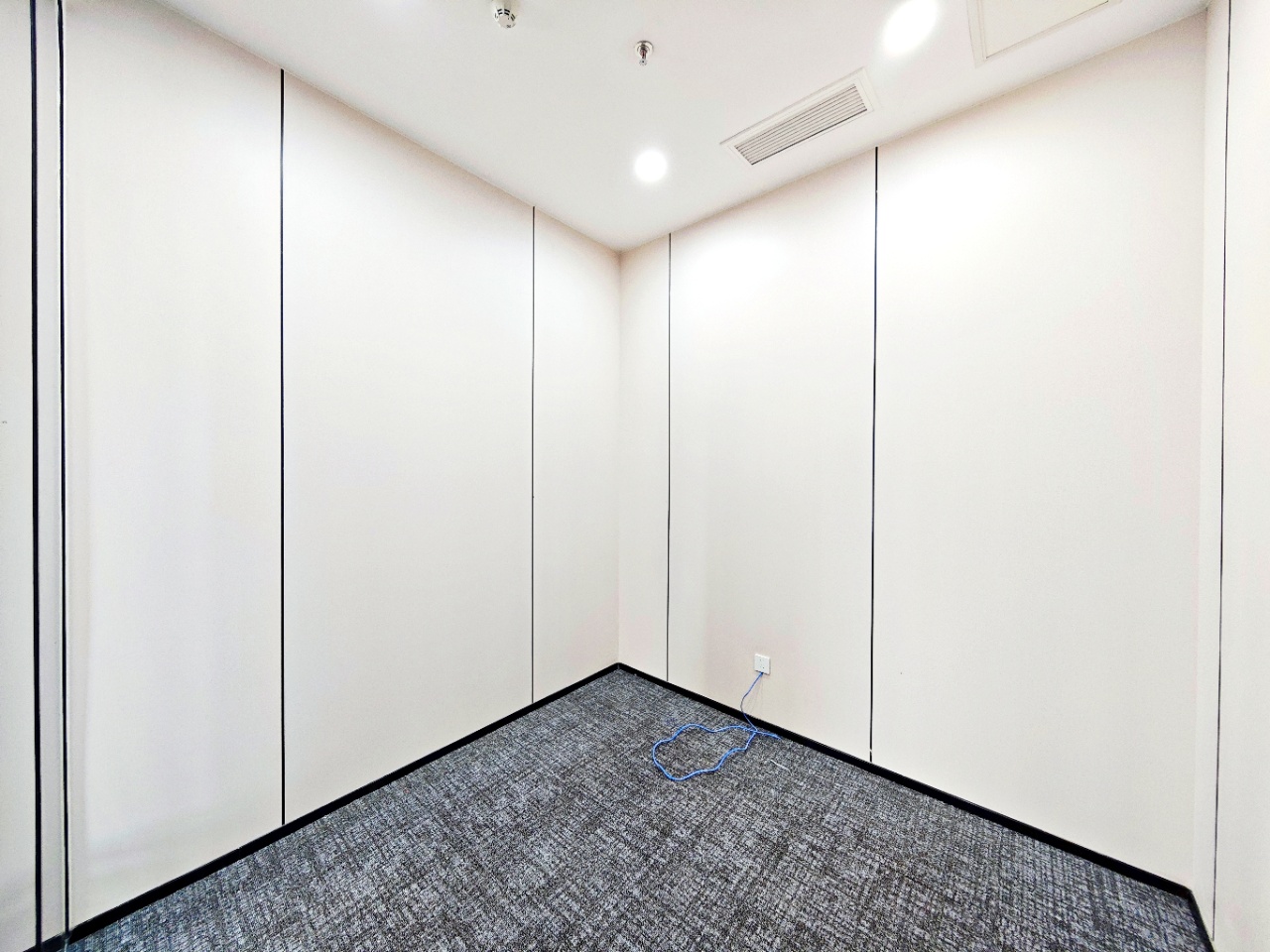 高新区核心CBD位置 孵化园地铁口 196平 4隔间16工位 双面采光 24小时空调含能耗 嘉润国金办公室出租