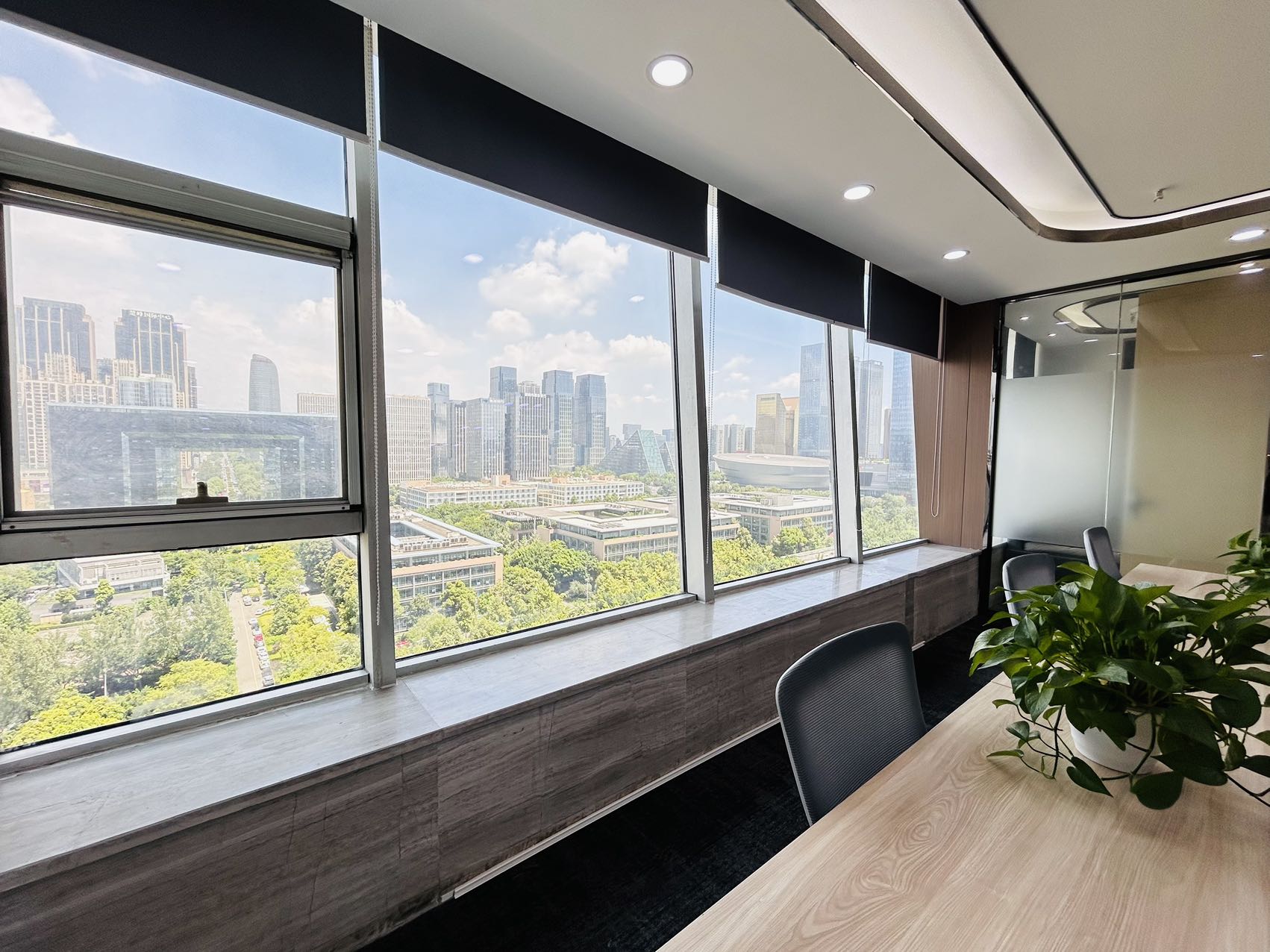 高新区环球中心办公室 按套出租 6隔间18工位 北区朝外 视野开阔 报价含物业费 精装带家具