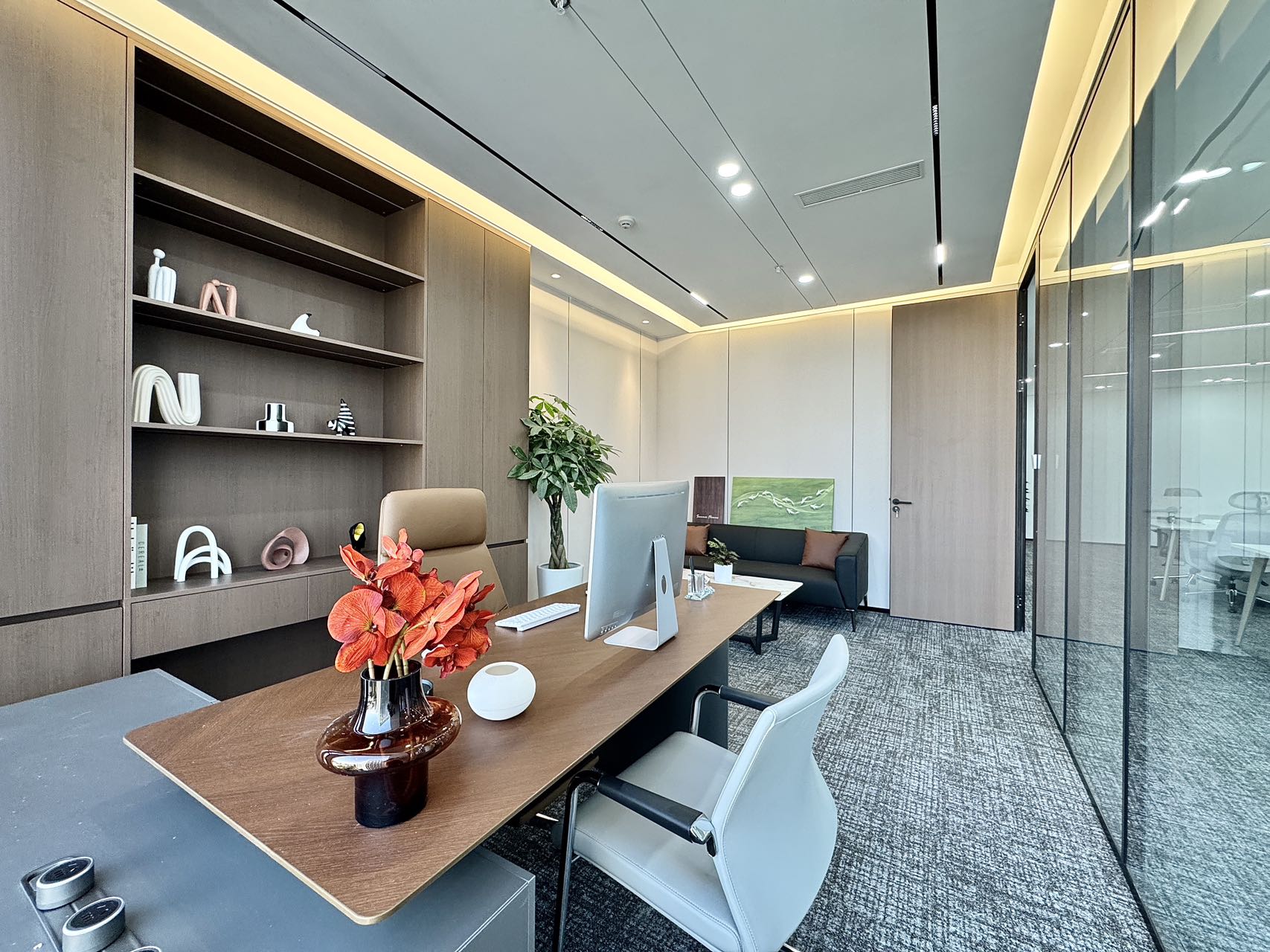 锦江区偏南 金石路地铁四五百米 288平方 4隔间23工位 正对电梯口 品质服务装修 面积多多 接待办公两不误 德塔科创中心办公室出租