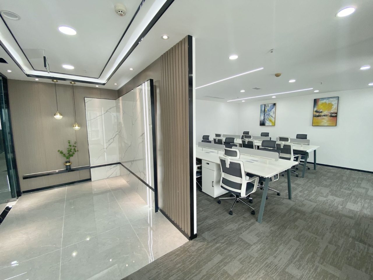 锦江区紧邻春熙路 地铁口 119平方 3隔间12工位 24小时空调 核心区位 交通方便 东方广场办公室出租