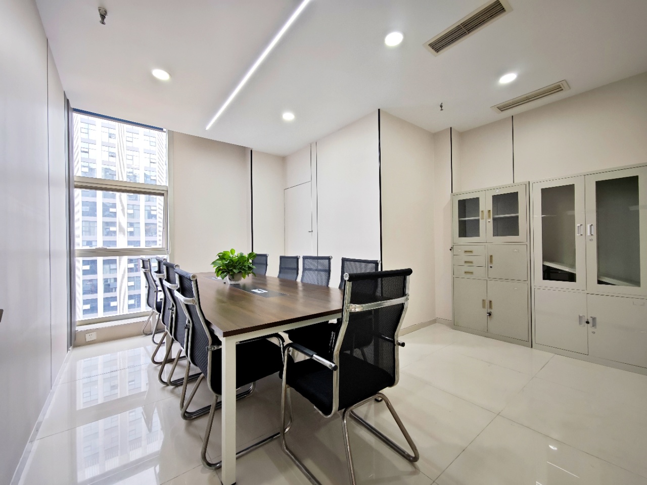 青羊区清江西路地铁近 按套出租 3隔间16工位 报价含物业费 户型方正 带家具 金沙万瑞中心办公室出租