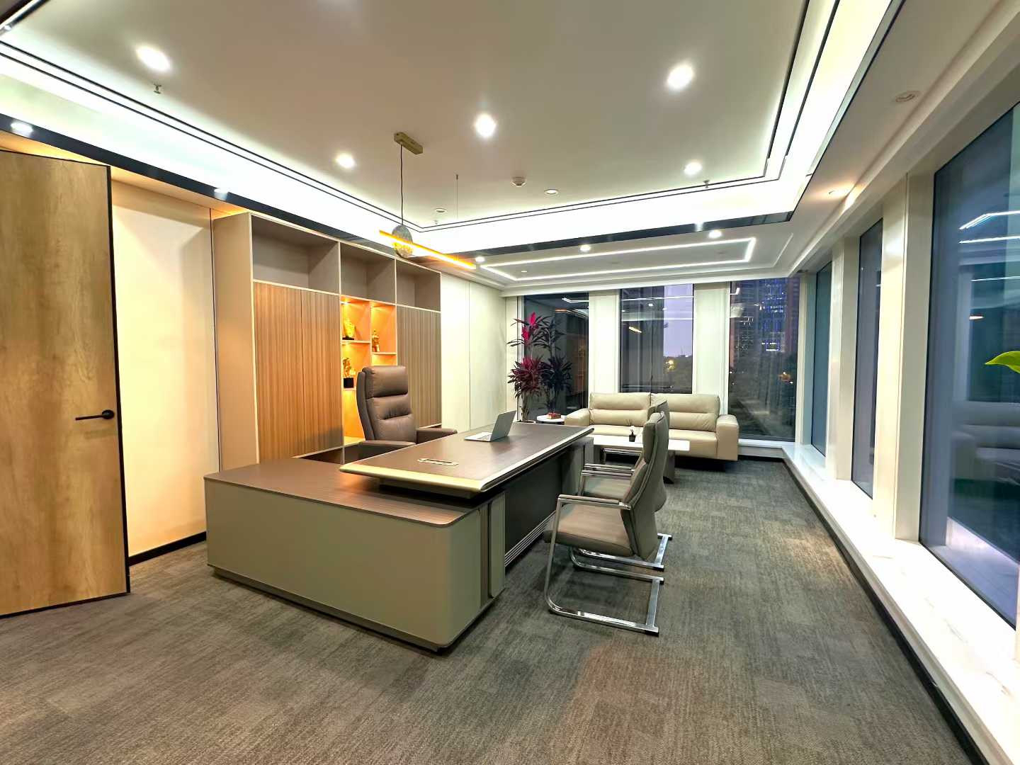 南门紧邻高新 属于锦江区 9号线芯岛地铁几百米 6隔间20工位 三面采光 看江 复地金融岛办公室出租