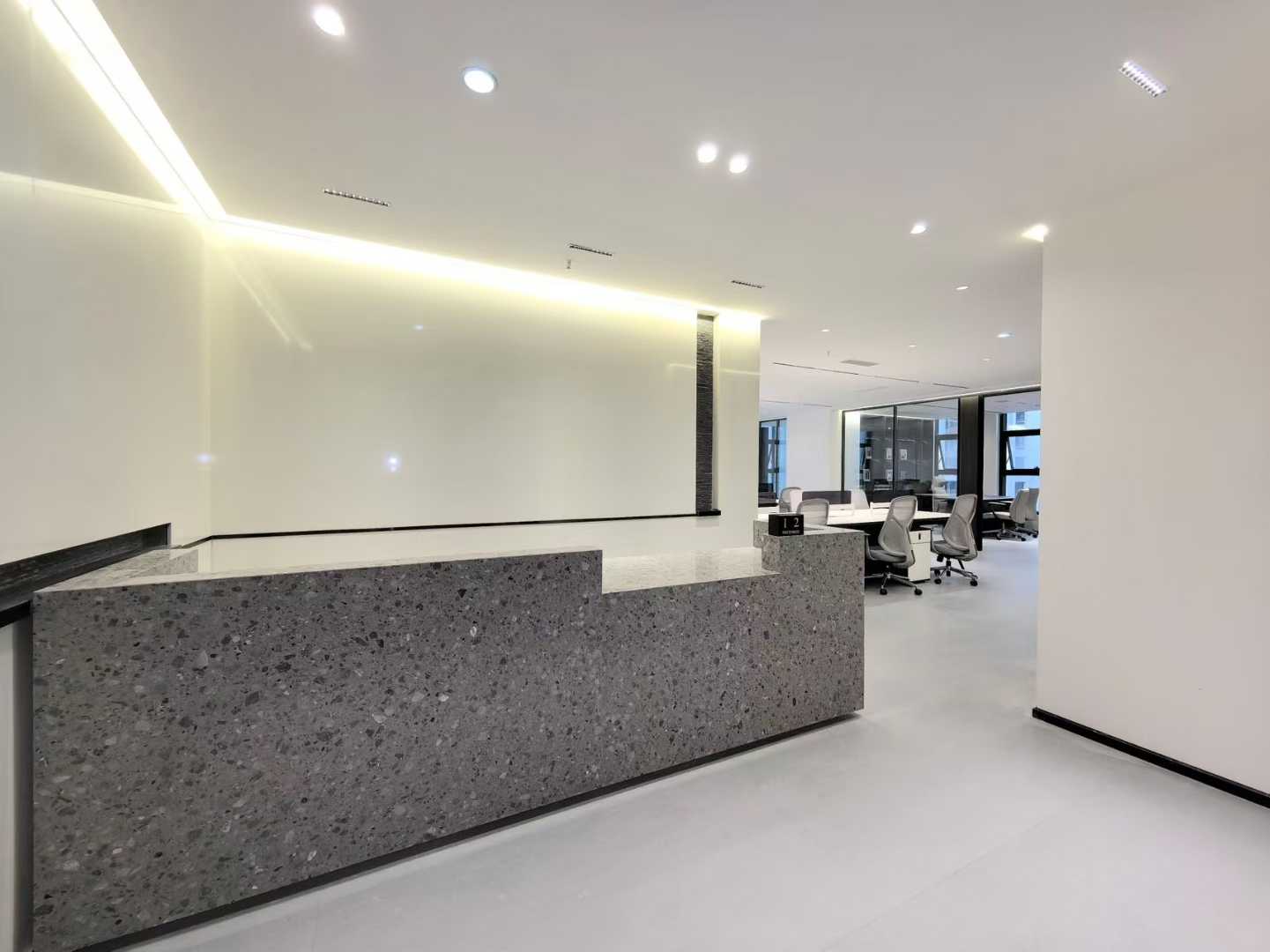 高新三地铁交汇 孵化园站 4隔间24工位 双面采光 精装带家具 品质装修 24小时空调 中航交流中心办公室出租