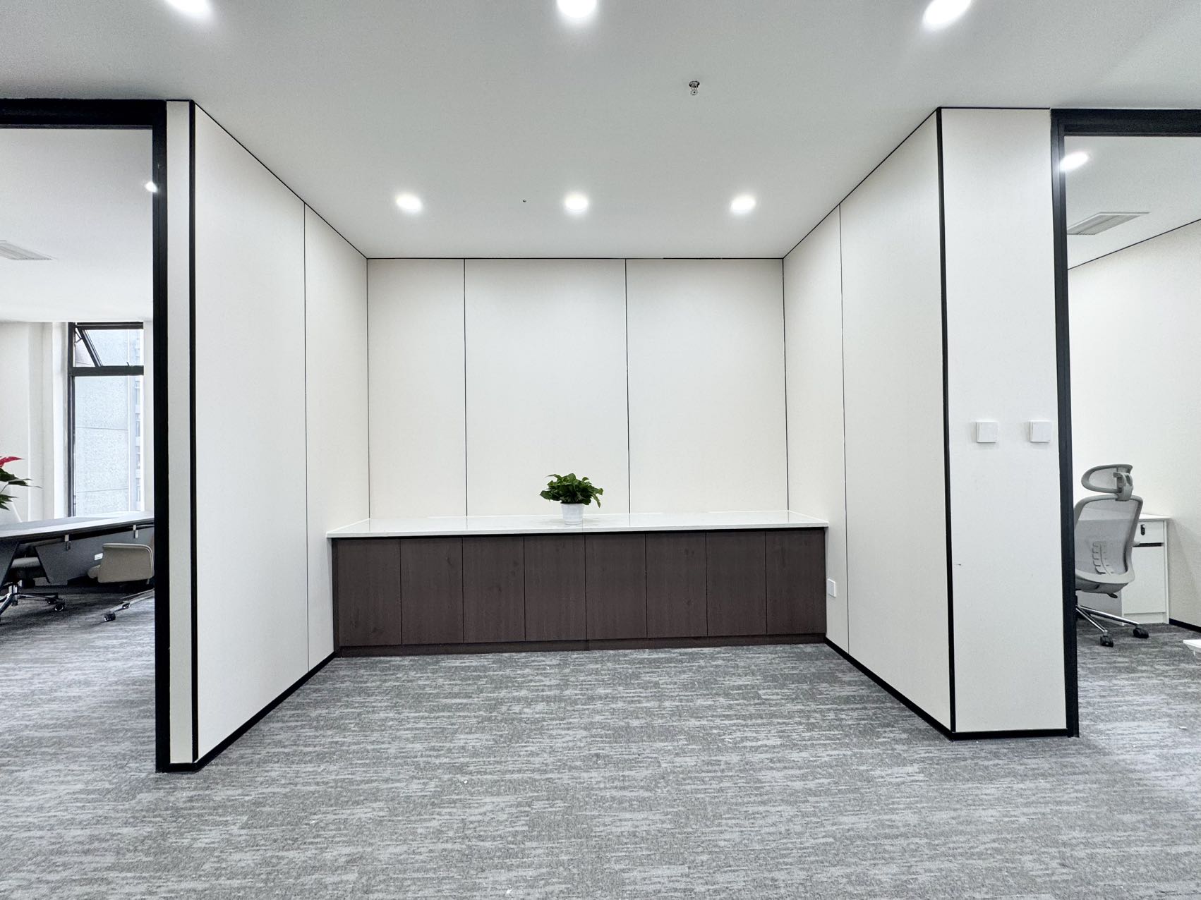 三街地铁上盖 24小时空调随时开 带共享会议室等配套 280平方 4隔间31工位 整层打造 新希望国际办公室出租