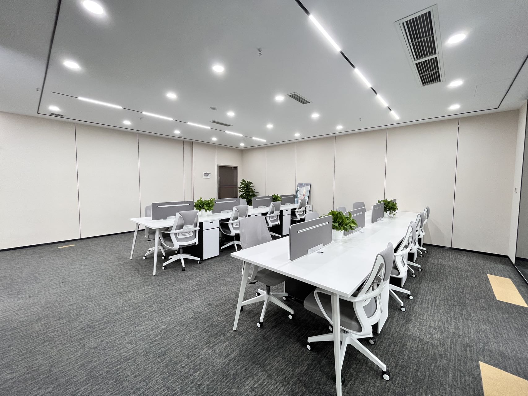 高新区世纪城地铁口 246平方 4隔间25工位 精装带家具 电梯口 周边配套服务完善 东方希望天祥办公室出租