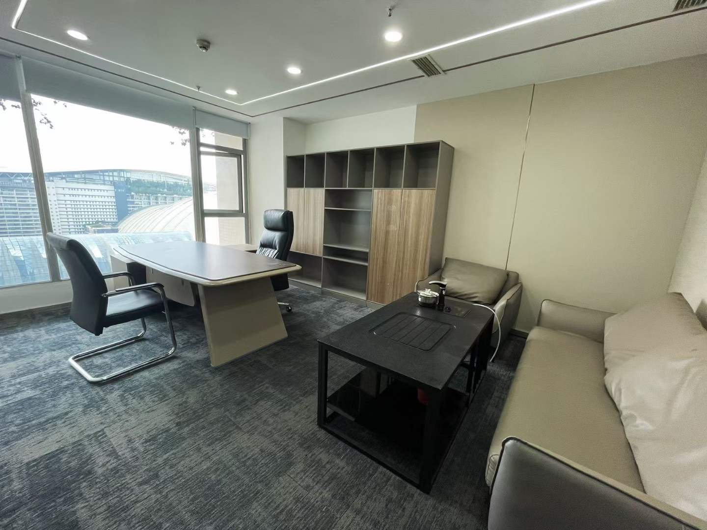 环球中心北区新装修 7隔间54工位 报价含物业 户型方正 精装带家具