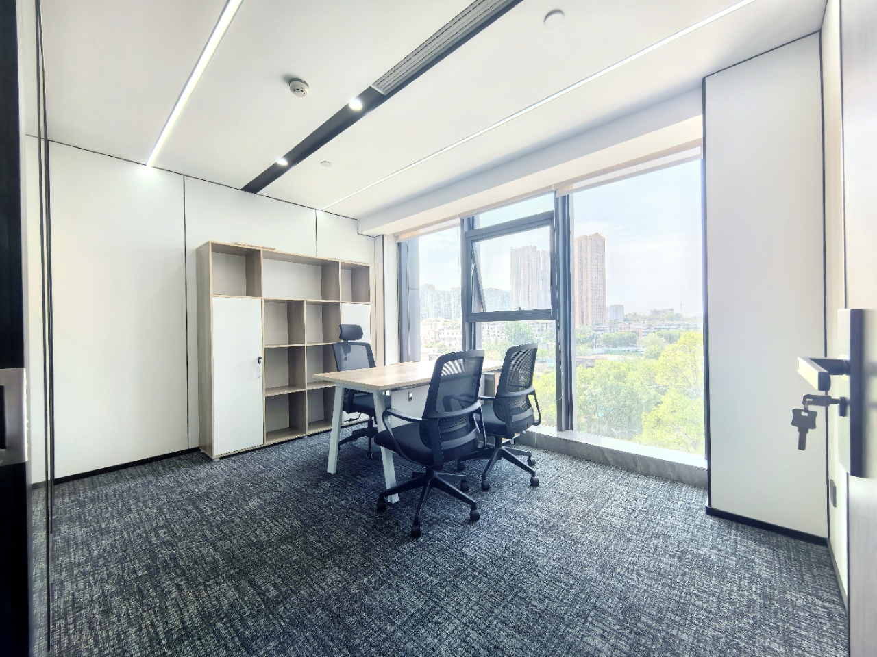 锦江区偏南 193平 4隔间16工位 新产品装修 性价比高 户型方正 交通生活都方便 汇融创客广场办公室出租