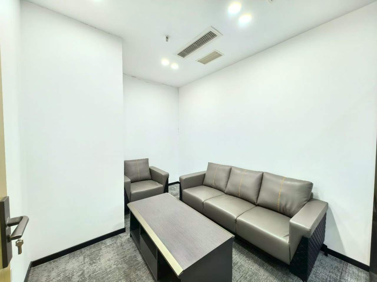 环球中心东区朝内带阳台户型 4隔间30工位 258平 报价含物费 价格可谈 环球中心办公室出租