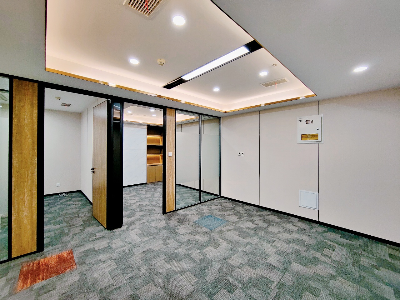 高新区金融城茂业中心精装77平小面积办公室 家具全配