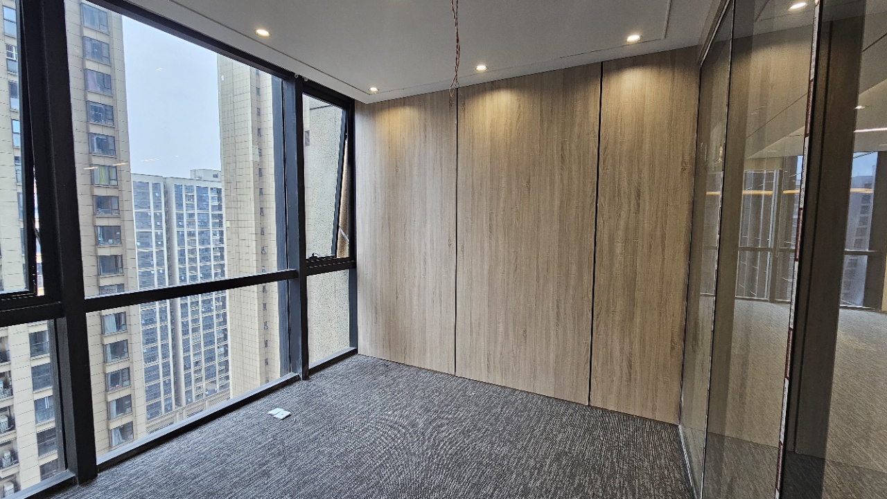 高新区孵化园推荐楼盘 269平双面采光 报价含税 西南朝向 交通生活便利 楚峰国际办公室出租