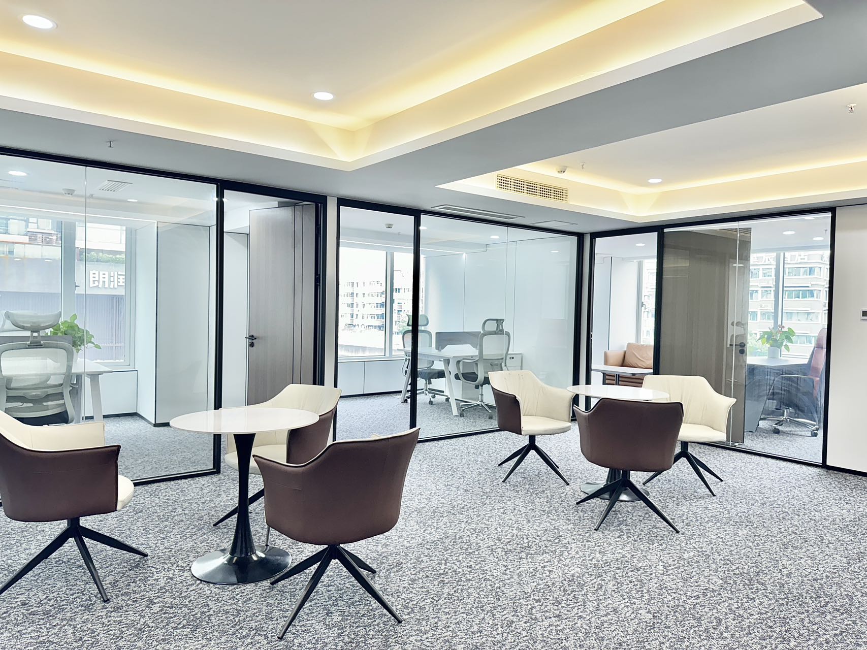 红牌楼新楼盘 344平 6隔间8工位带超大会议室 适合接待用房 电梯口 双面采光 鼎冠中心办公室出租