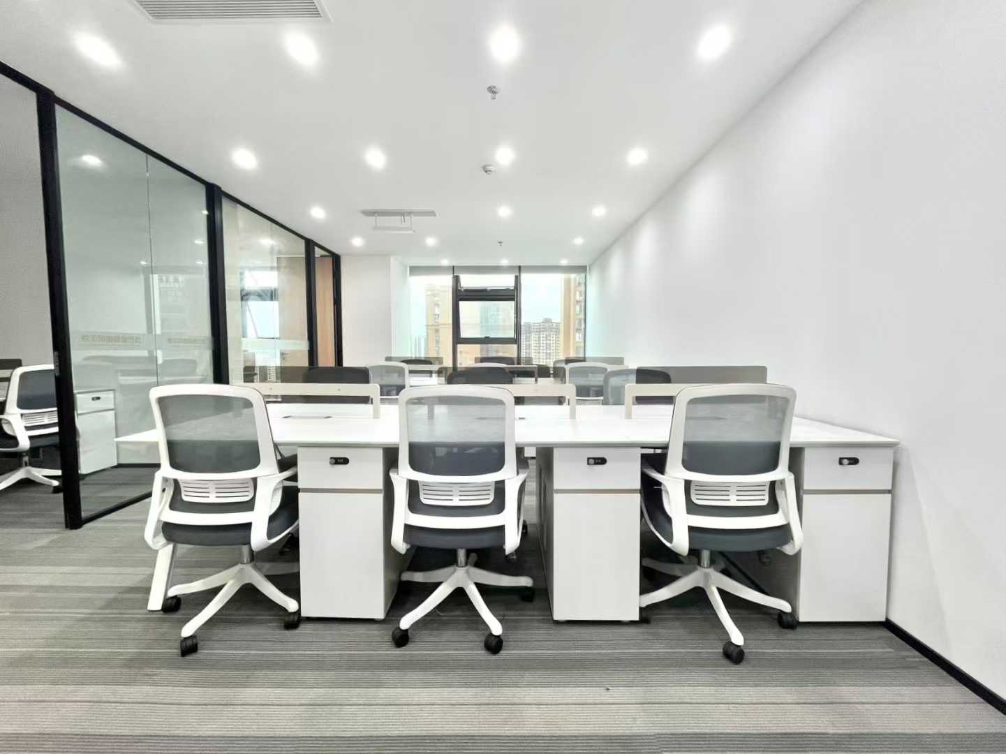 高新6号线张家寺地铁口 整栋打造 电梯口昭示性好 2隔间18工位 24小时空调 落地玻璃 香榭国际办公室 价格可谈