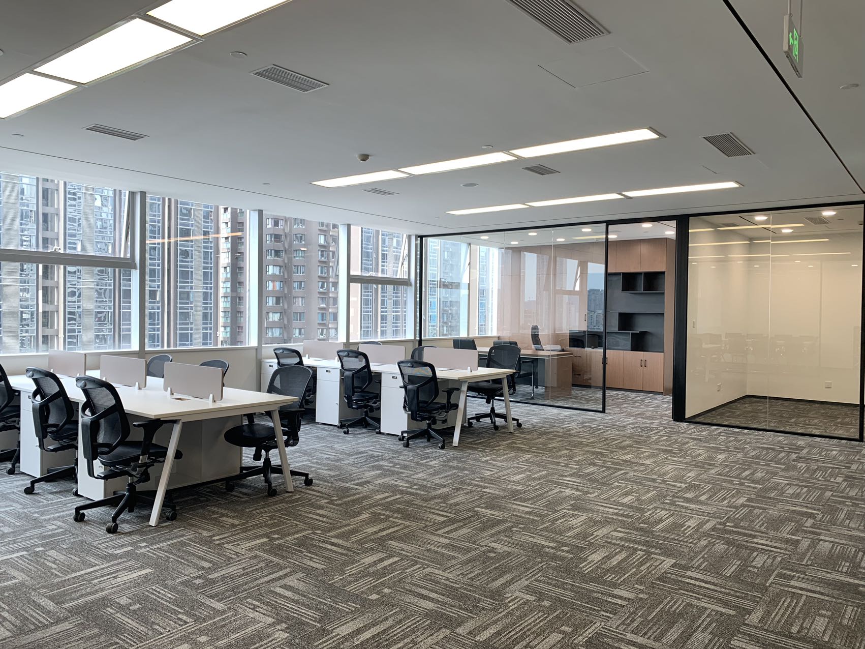 锦江区东湖公园地铁口 200平方米 3隔间30工位 精装带家具  采光面大 华润广场办公室出租