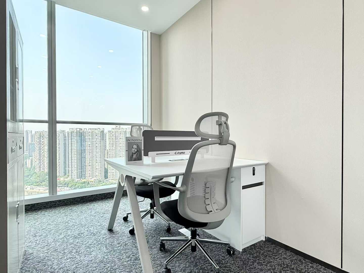 攀成钢超甲高端楼盘 服务面积370平 4隔间36工位  双面采光 精装带家具 光环中心办公室出租