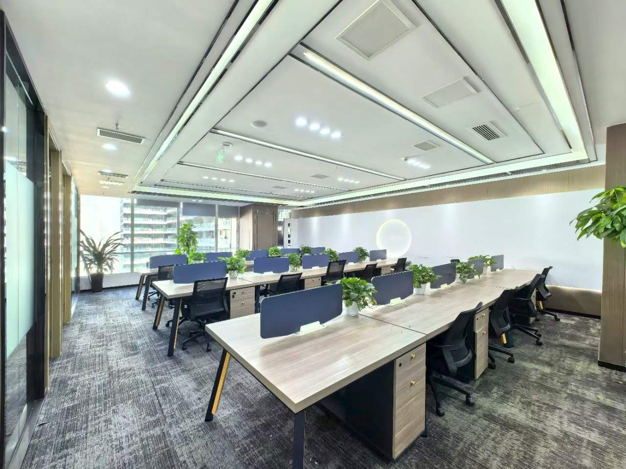 环球中心东区朝内带阳台户型 4隔间30工位 258平 报价含物费 价格可谈 环球中心办公室出租