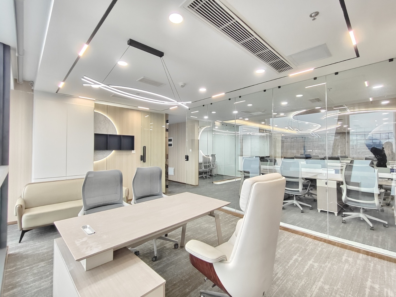 高新地铁甲级楼宇 服务面积311平方 4隔间24工位 高区视野巴适 24小时空调 精装带家具 茂业中心办公室出租