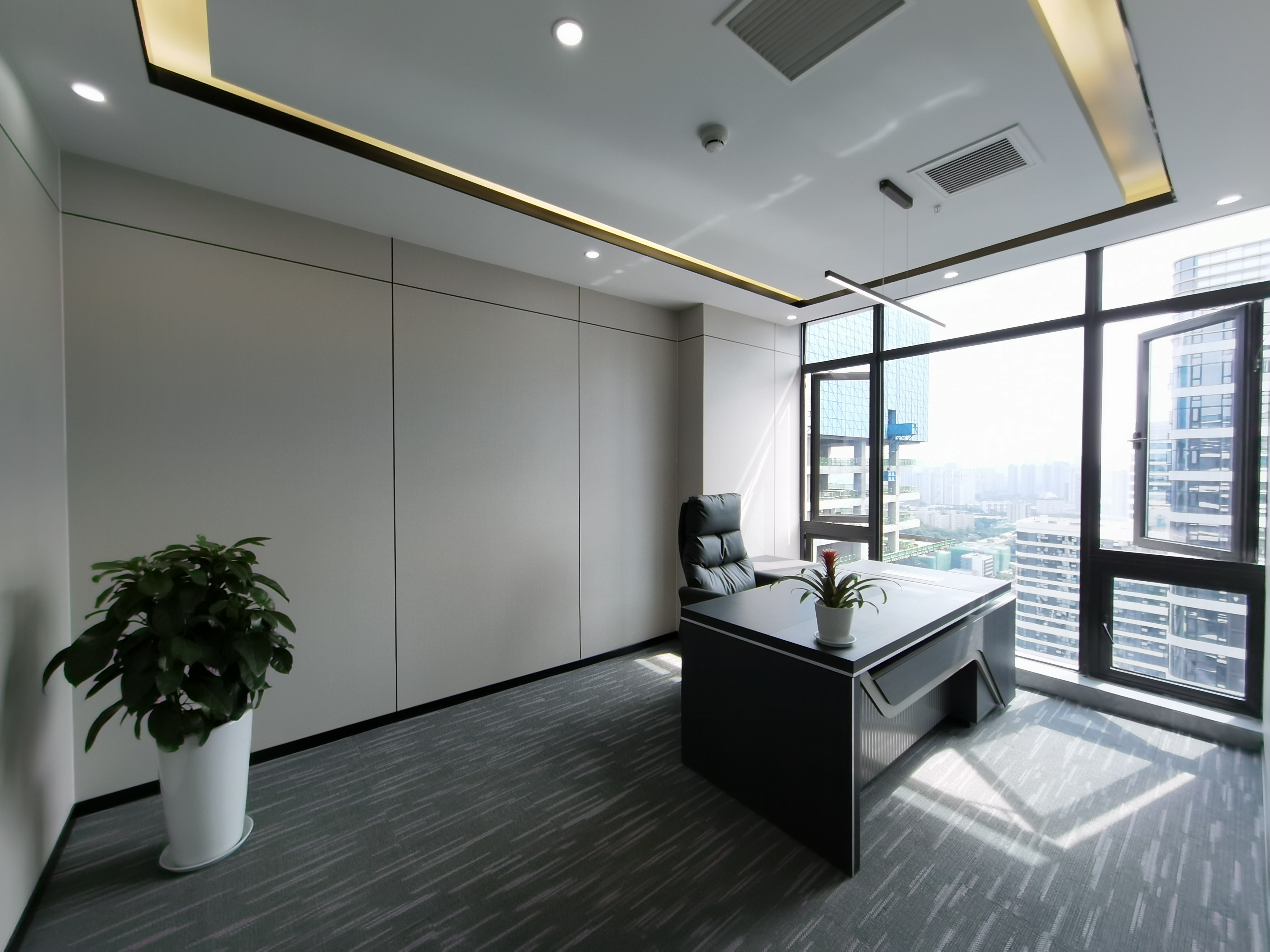 成华区近理工大学 156平方 3隔间12工位 双面采光 24小时空调 近地铁 龙光世纪中心办公室出租