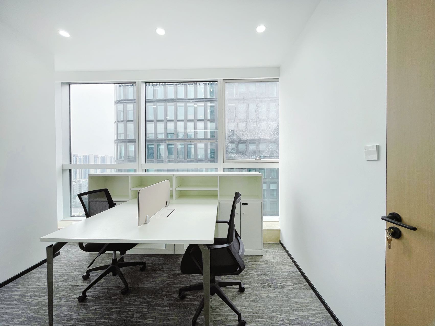 高新天府三街 楼王小户型 双面采光视野巴适 136平 3隔间8工位 近地铁 空调含能耗 希顿国际广场办公室出租