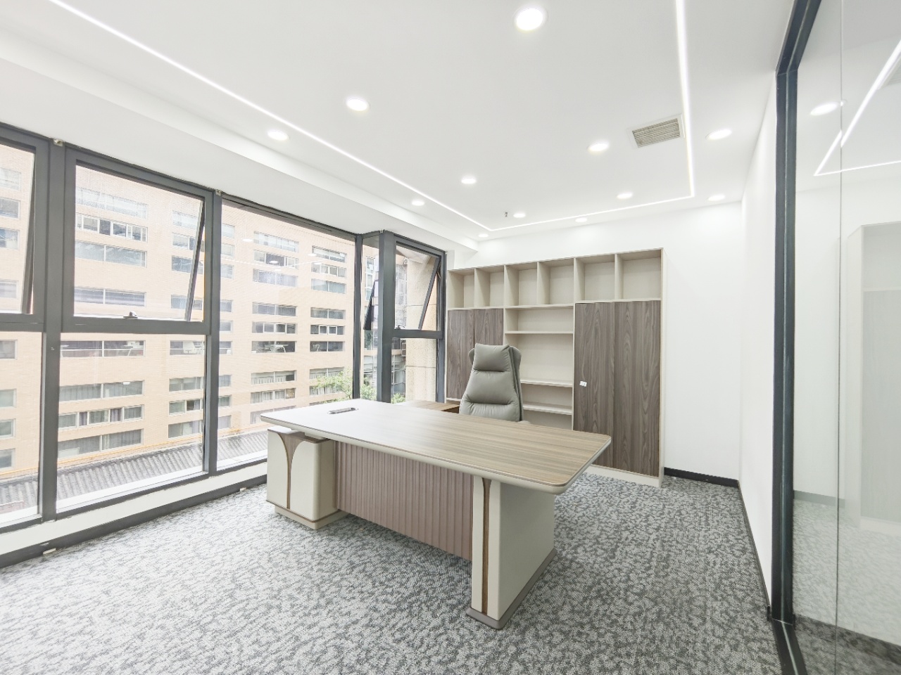 孵化园特价房出租 3隔间24工位 服务面积165平 双面采光 含家具 空调到晚8 德商国际办公室出租