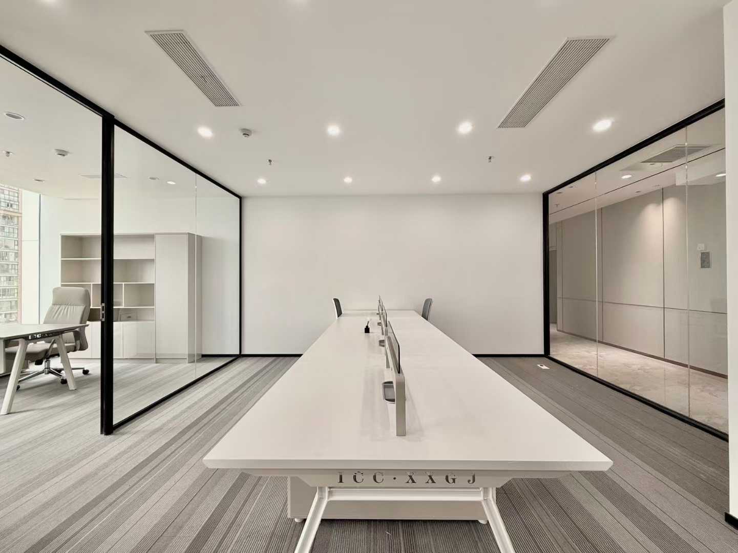 高新区6号线张家寺地铁口 高区朝南视野无遮挡 3隔间11工位 带家具 电梯口 香榭国际办公室出租