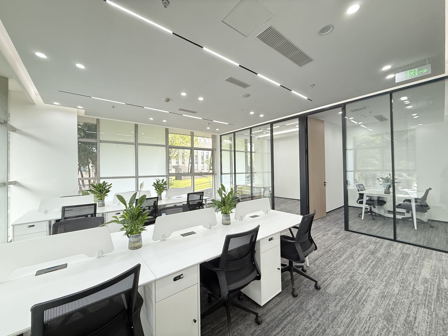 天府五街近地铁稀缺1楼户型 不用等电梯 绿植环绕 2隔间16工位 按套出租 园区环境巴适 软件园D4办公室出租