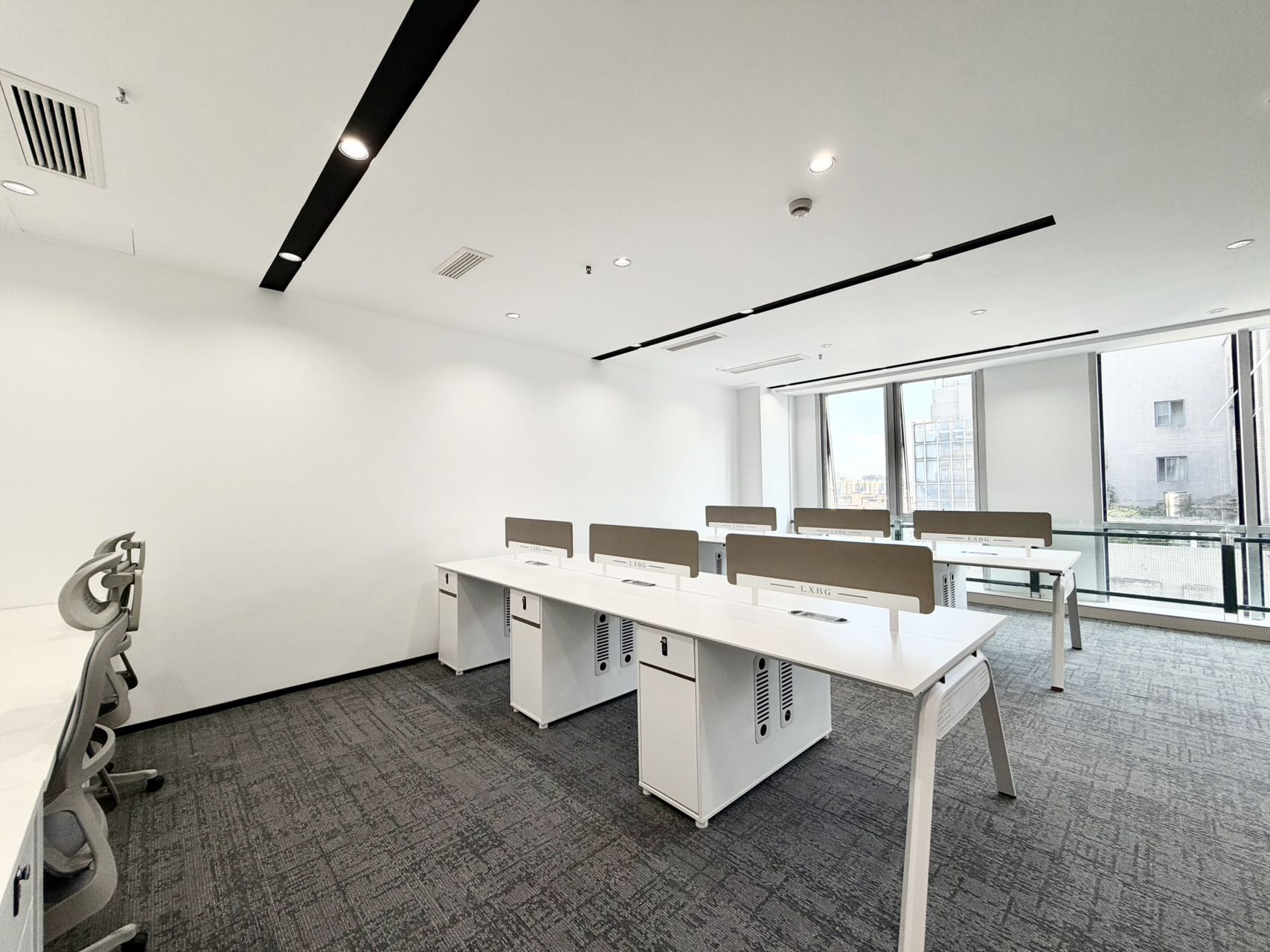 锦江区攀成钢区域 按套出租 3隔间15工位 可24小时空调 带共享配套  报价含税含物业费 摩根中心办公室出租