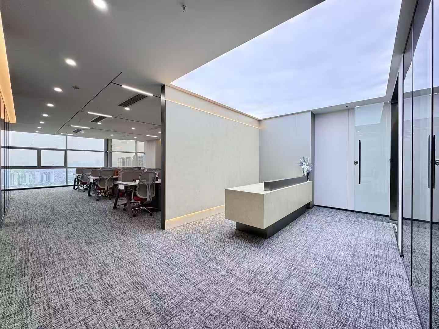 5号线花牌坊地铁口 精装双面采光 290平 4隔间28工位 品质装修 价格含物业含家具 新时金泰大厦办公室出租