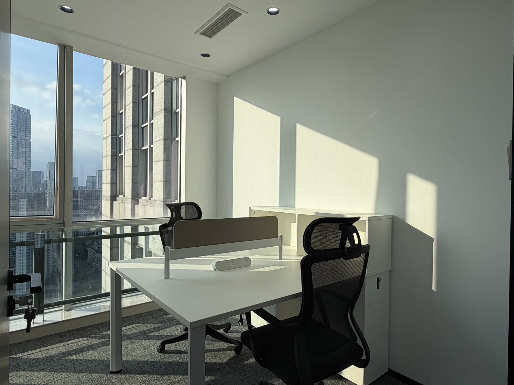 2号线牛市口几百米 整层打造 高区三面采光 按套4隔间24工位 大门头大老板间 摩根中心办公室出租