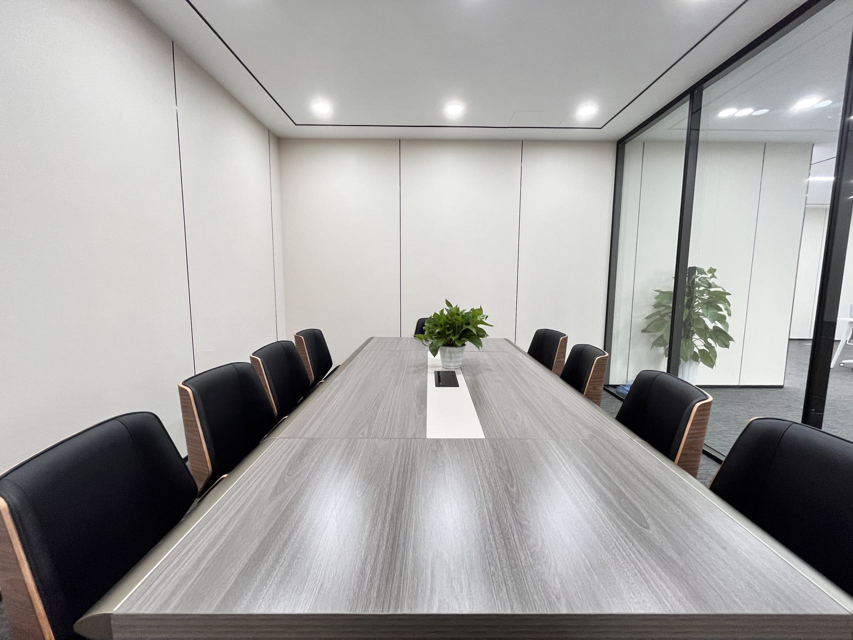 高新区世纪城地铁口 246平方 4隔间25工位 精装带家具 电梯口 周边配套服务完善 东方希望天祥办公室出租