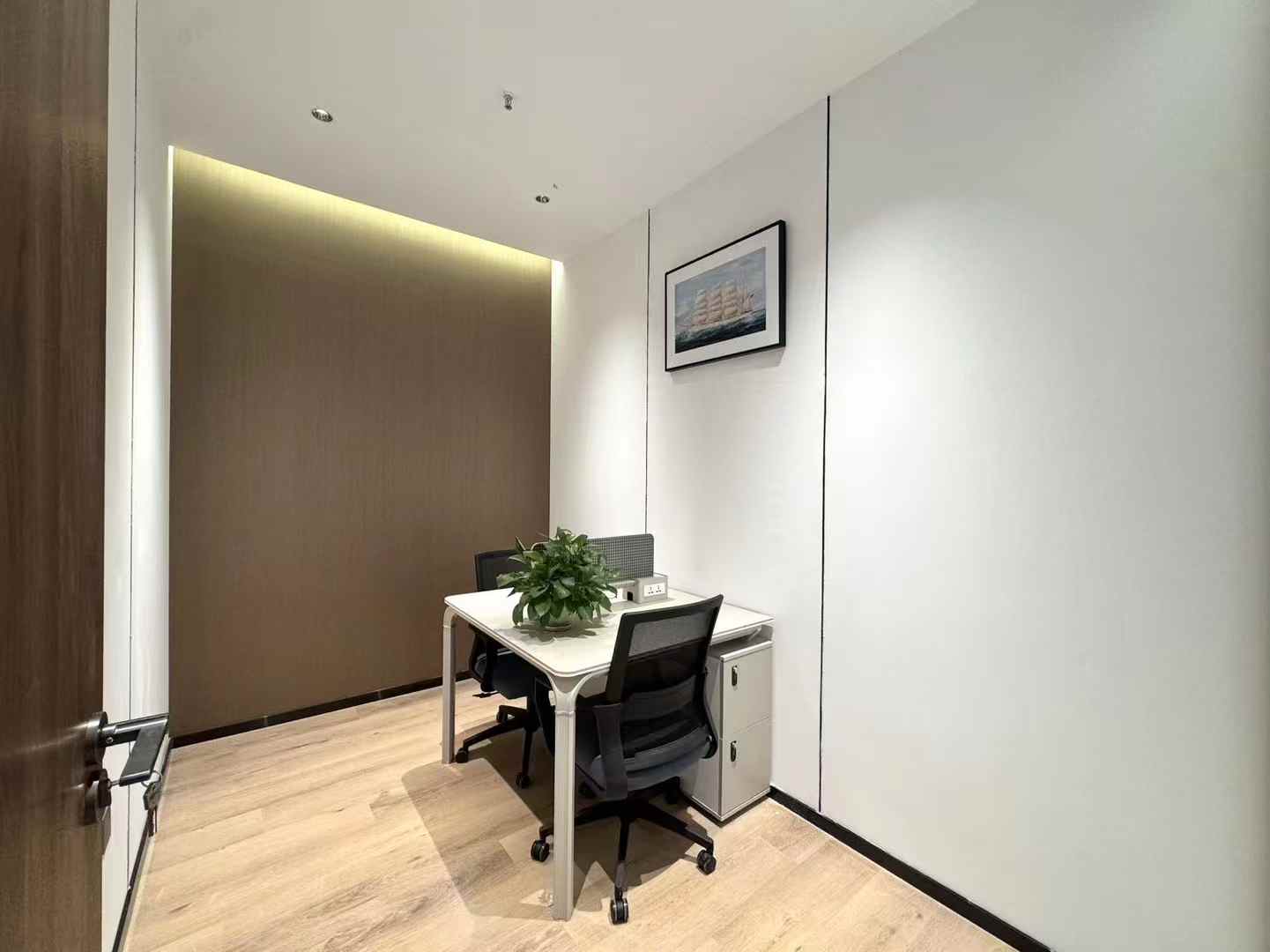 金融城地铁小户型出租 高利用率 135平方4隔间16工位 24小时空调 特价含物业 布鲁明顿办公室出租