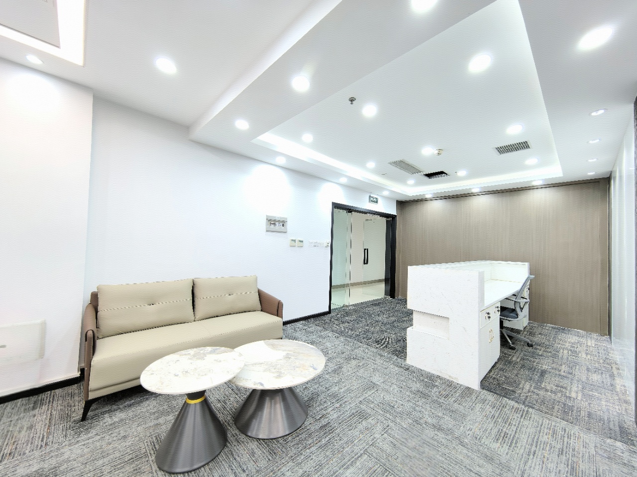 天府三街超甲双面采光优质户型 310平 5隔间30工位 含物业费 超甲楼盘 节能大厦办公室出租