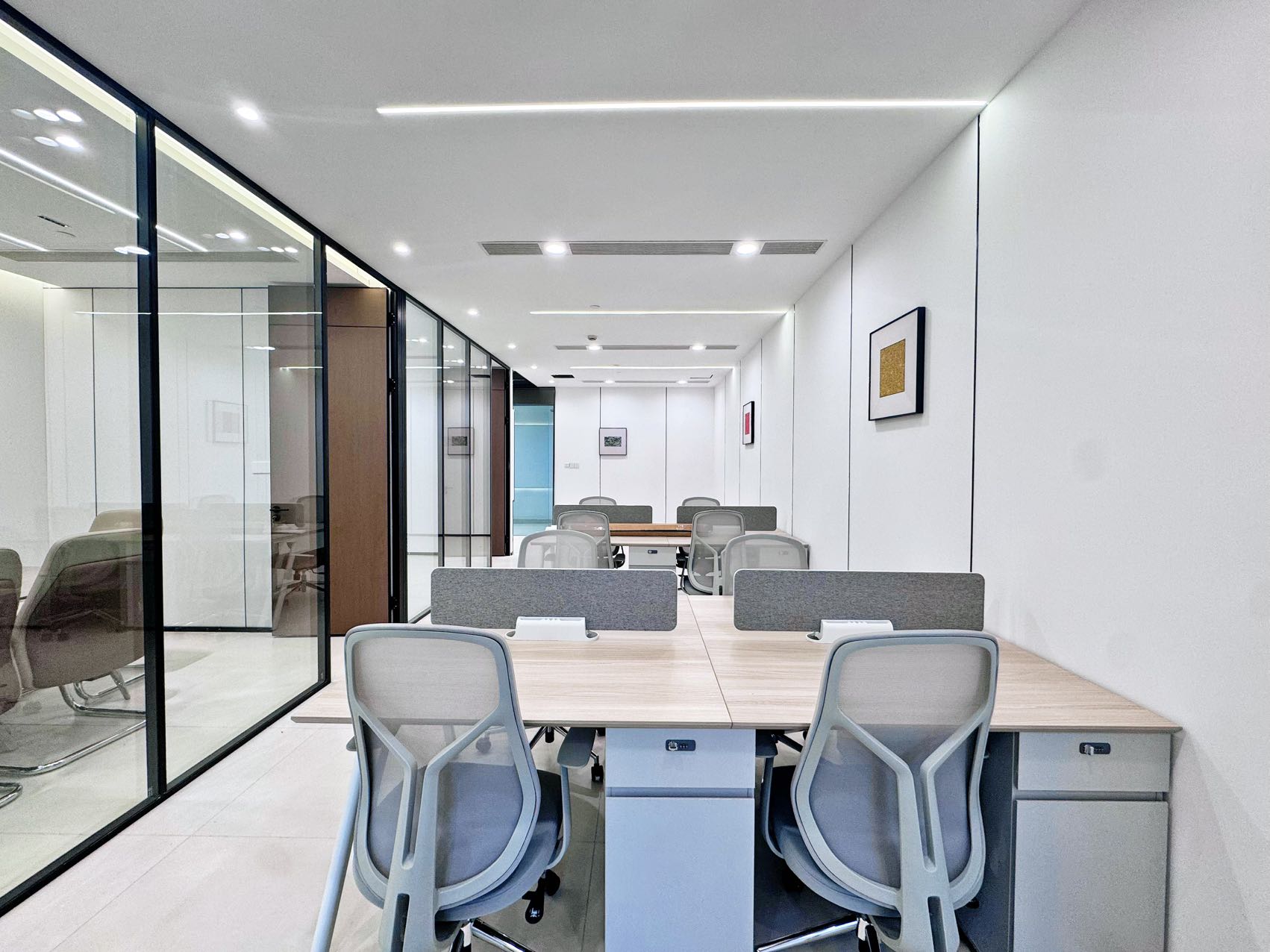 金融城24小时空调楼盘 按套出租 4隔间12工位 朝南 精装带家具 布鲁明顿办公室出租