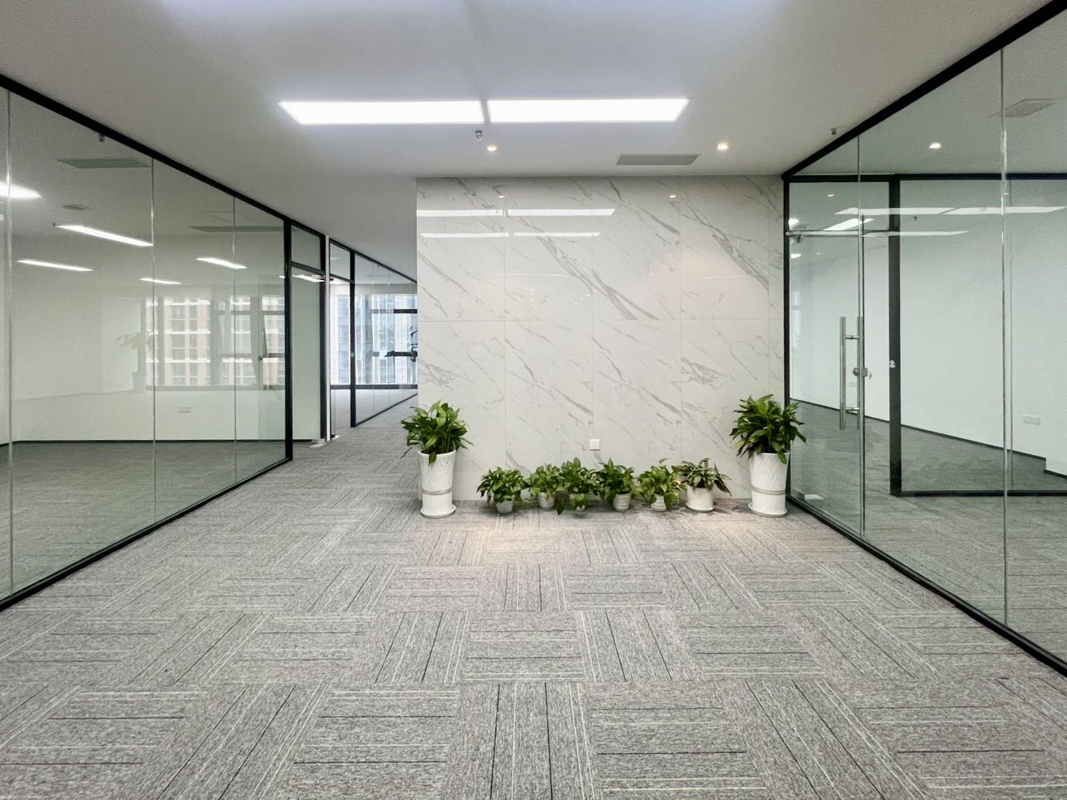 金融城甲写楼盘 电梯口 产权220平 3隔间24工位 隔间大 22%公摊小 创新时代广场办公室出租