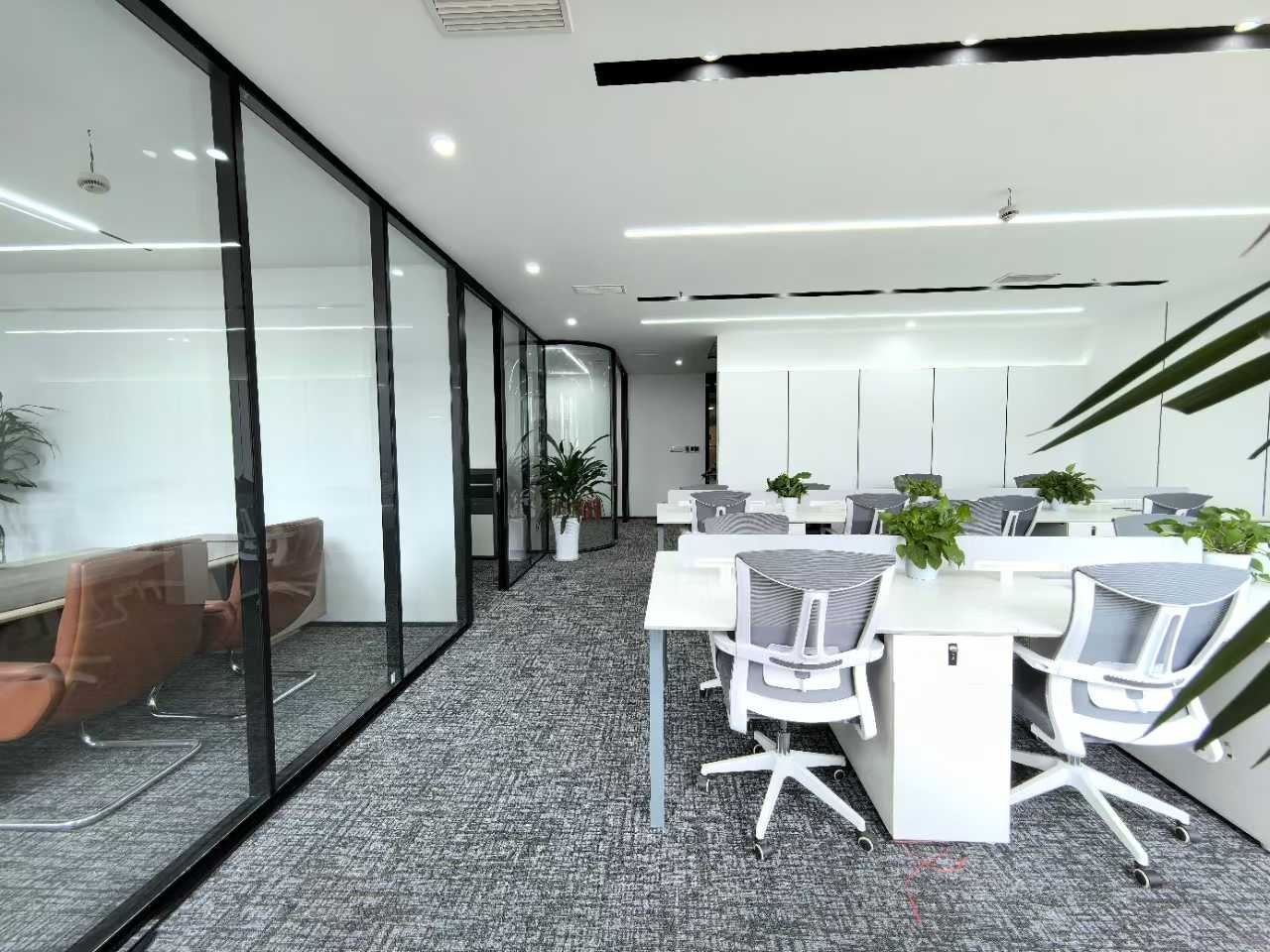 世纪城正对电梯口小户型 按套出租 3隔间18工位 报价含物业费 带家具可调整 蜀都中心办公室出租