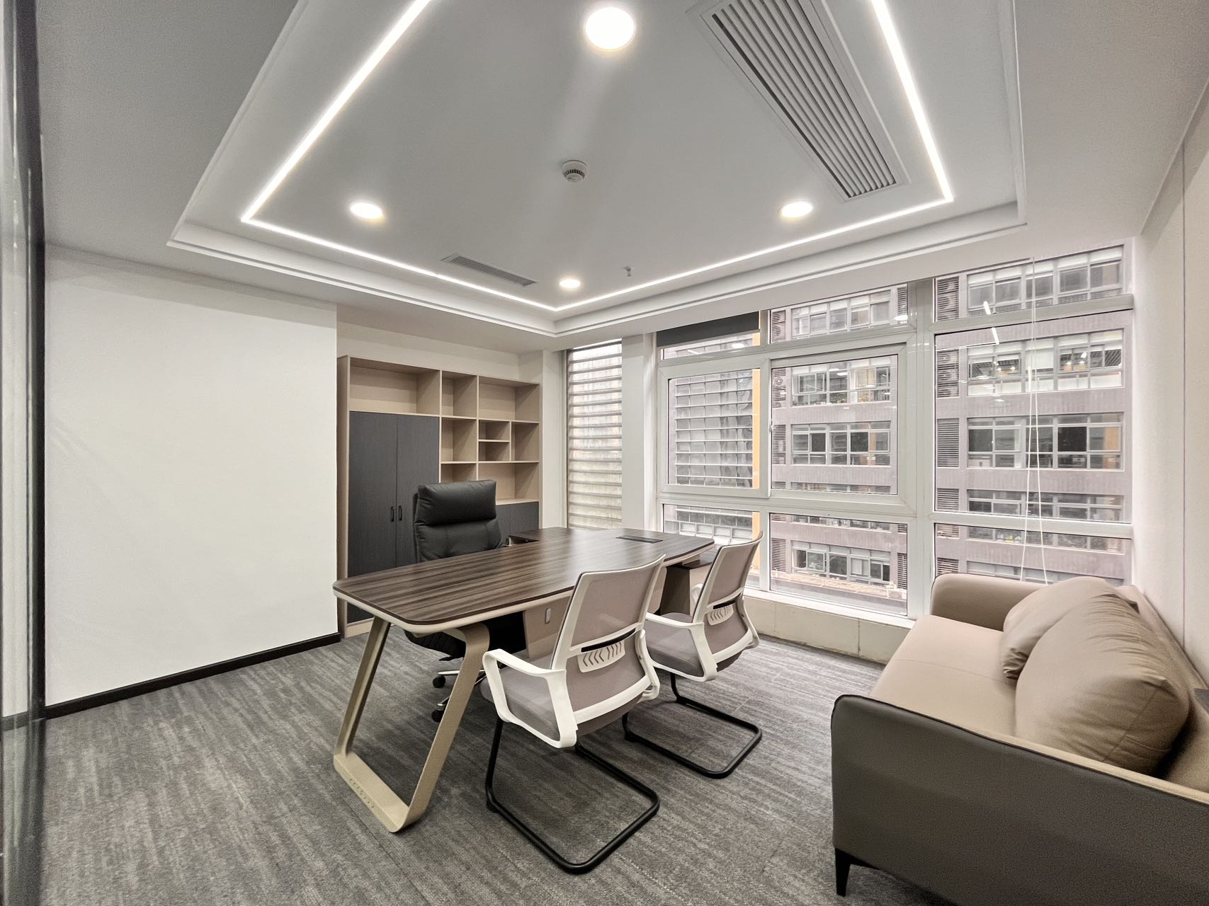 金融城5号线市一医院地铁五六百米 180平 4隔间16工位 双面采光 24小时空调 园区办公 天府新谷办公室出租