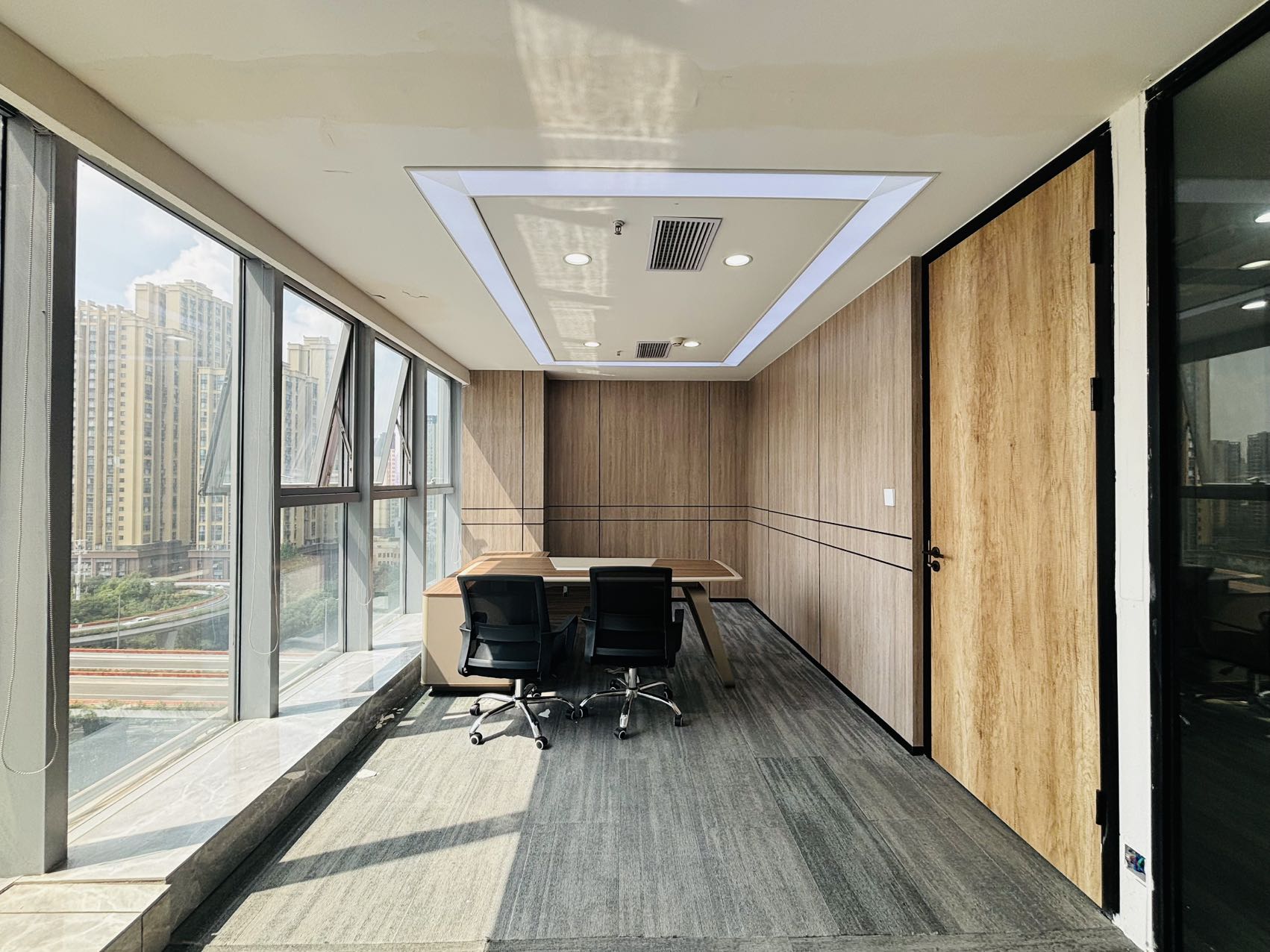 成都东站附近175平方 3隔间12工位 双面采光 24小时空调 双地铁交汇 交通方便  中环国际办公室出租