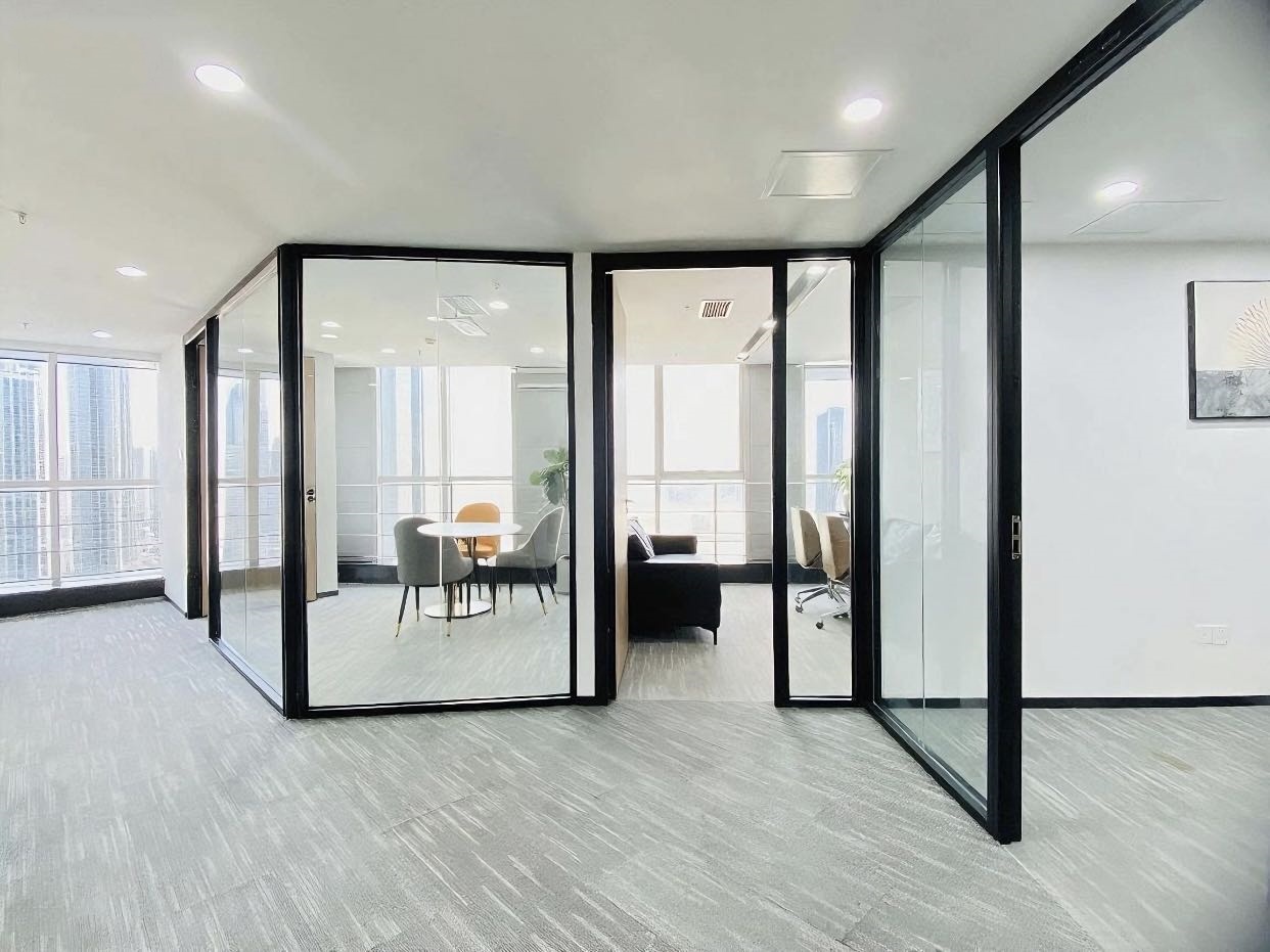 市中心双地铁口 195平 3隔间18工位 周末有空调 精装带家具 时代广场办公室出租