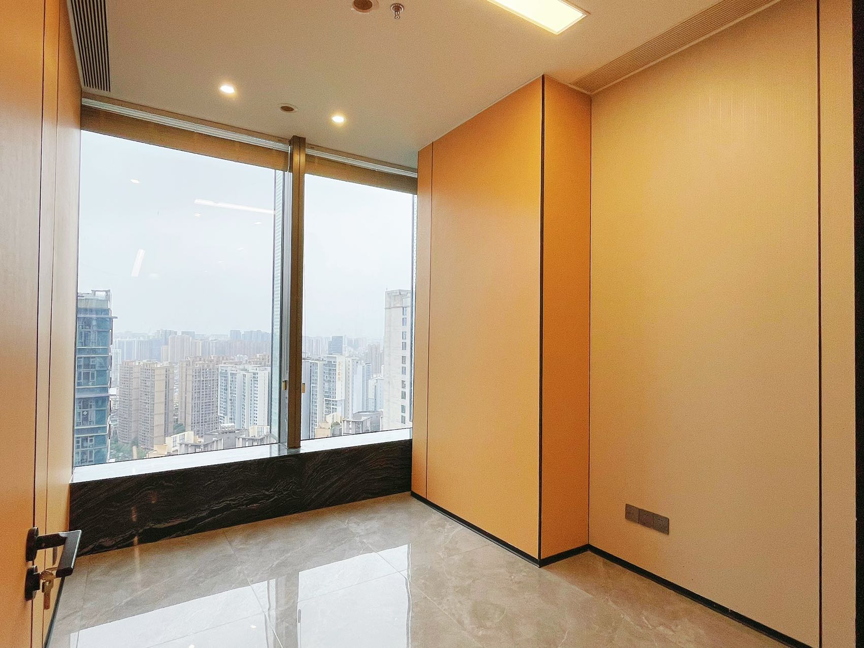 攀成钢-东大路地铁口 超甲楼盘 200平方 3隔间+会议室+20工位 高区视野 电梯口旁 环球都汇广场办公室出租