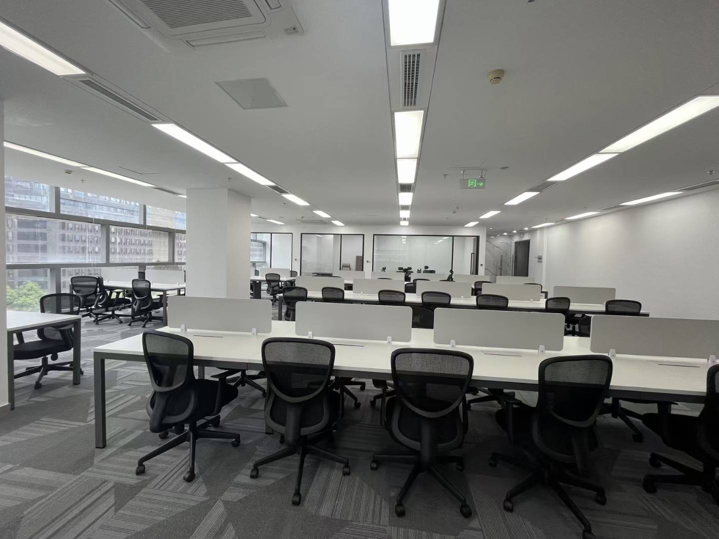 四街阿里巴巴办公楼出租 305平 4隔间45-50工位 24小时空调 大小面积均有 价格可谈