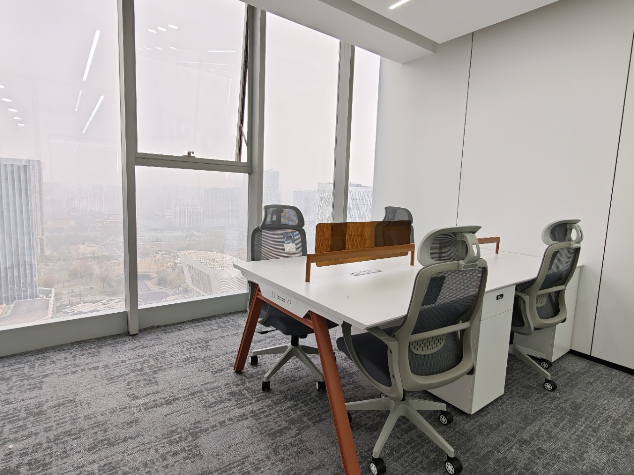 孵化园甲写空调开放时间长 358平 5隔间40工位 价格含家具 户型方正 嘉煜金融科技中心办公室出租