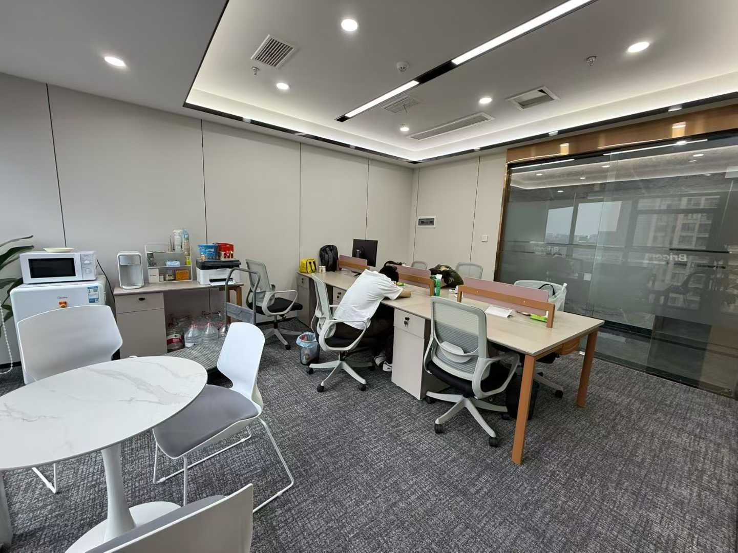 高新区孵化园地铁口 1隔间6工位 24小时空调 小而精致 创业办事处首选 嘉润国金中心办公室出租