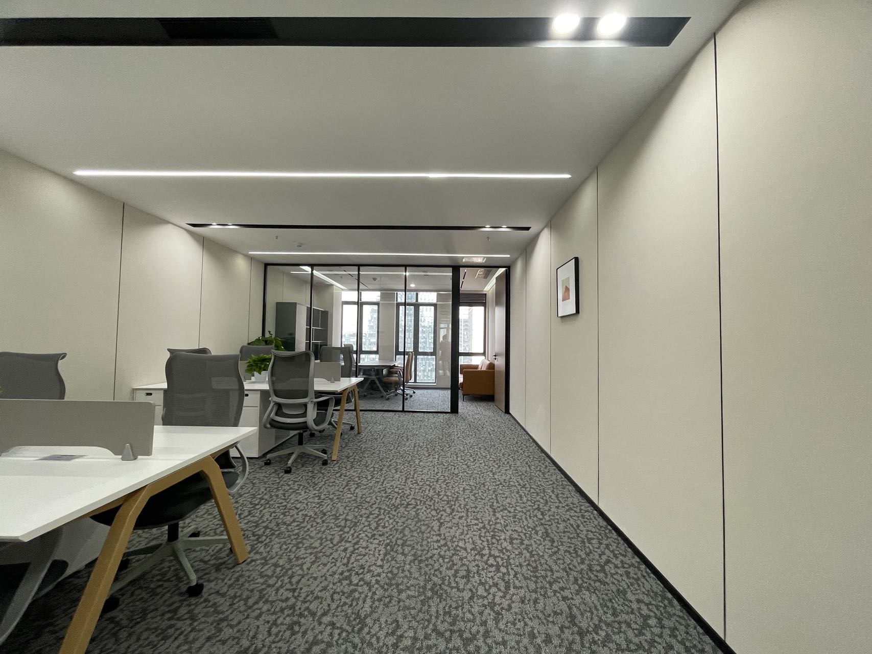 天府四街精选优质创业户型 1隔间12工位/2隔间6工位 报价含物业费 拎包入住 航兴国际办公室出租