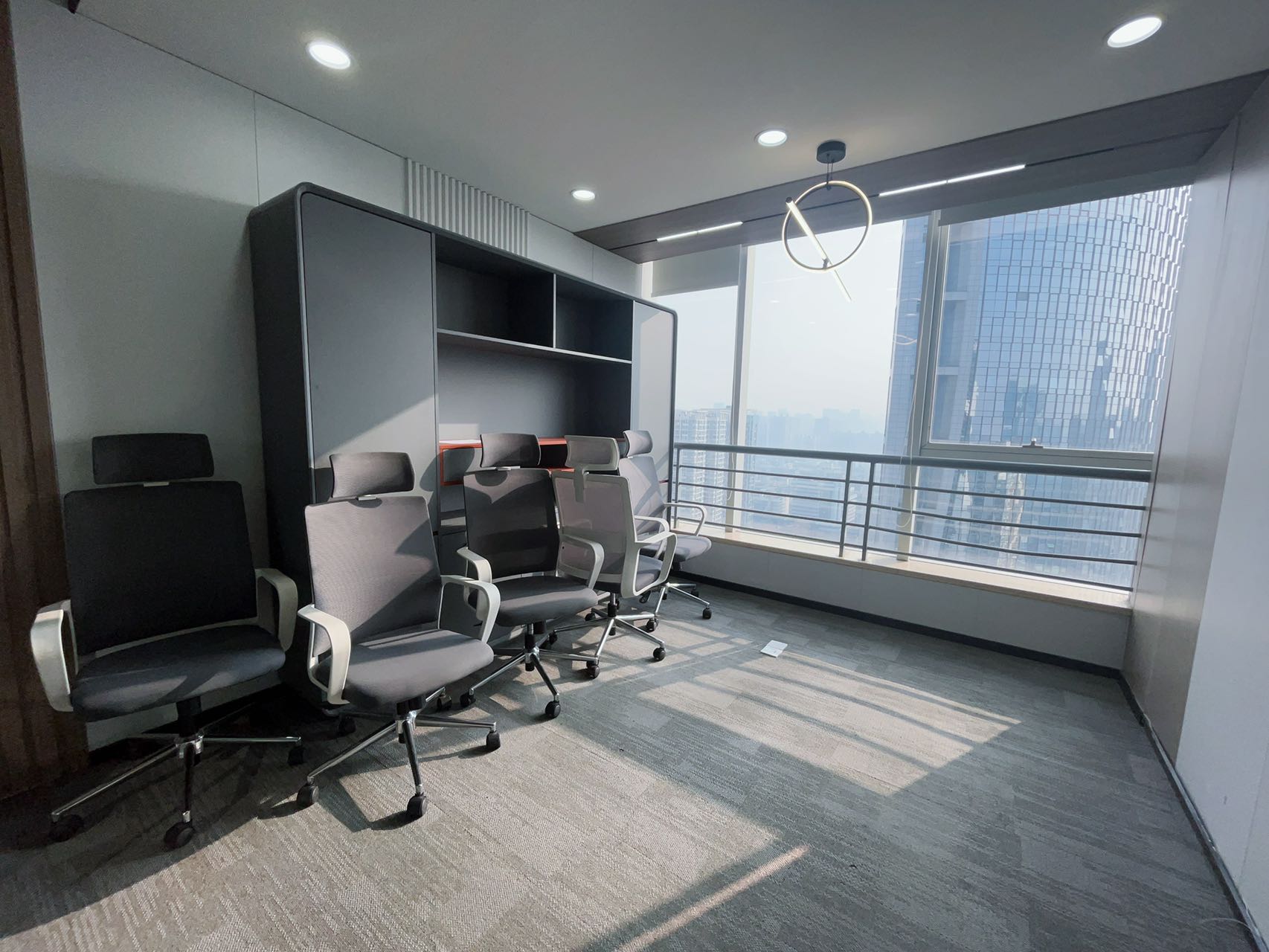 锦江区紧邻春熙路 地铁口 119平方 3隔间12工位 24小时空调 核心区位 交通方便 东方广场办公室出租